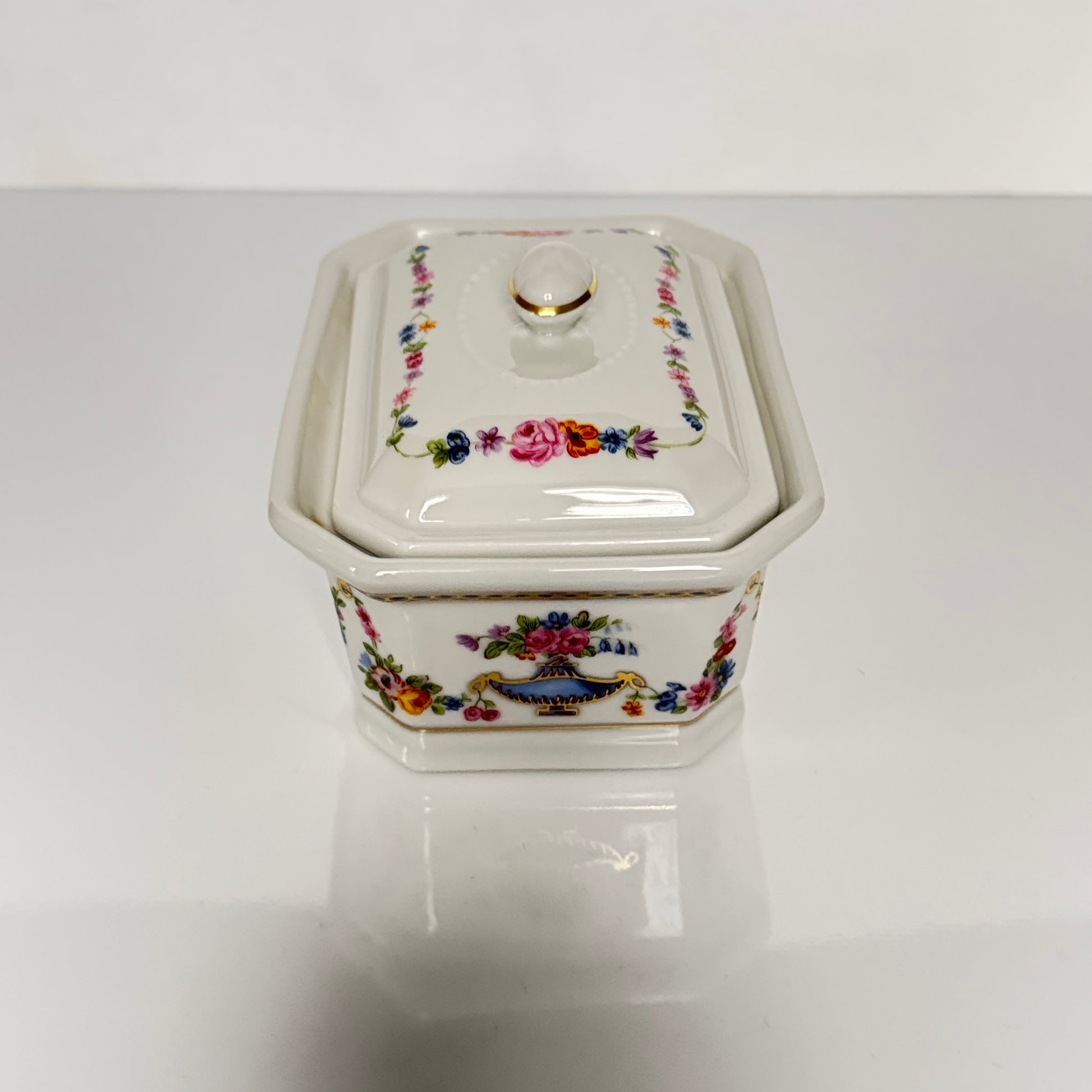 APILCO porcelain terrine/trinket box from the 20th century, inspired by the 18th-century Sèvres porcelain service of Comtesse du Barry, featuring elegant motifs and the initials "DB".