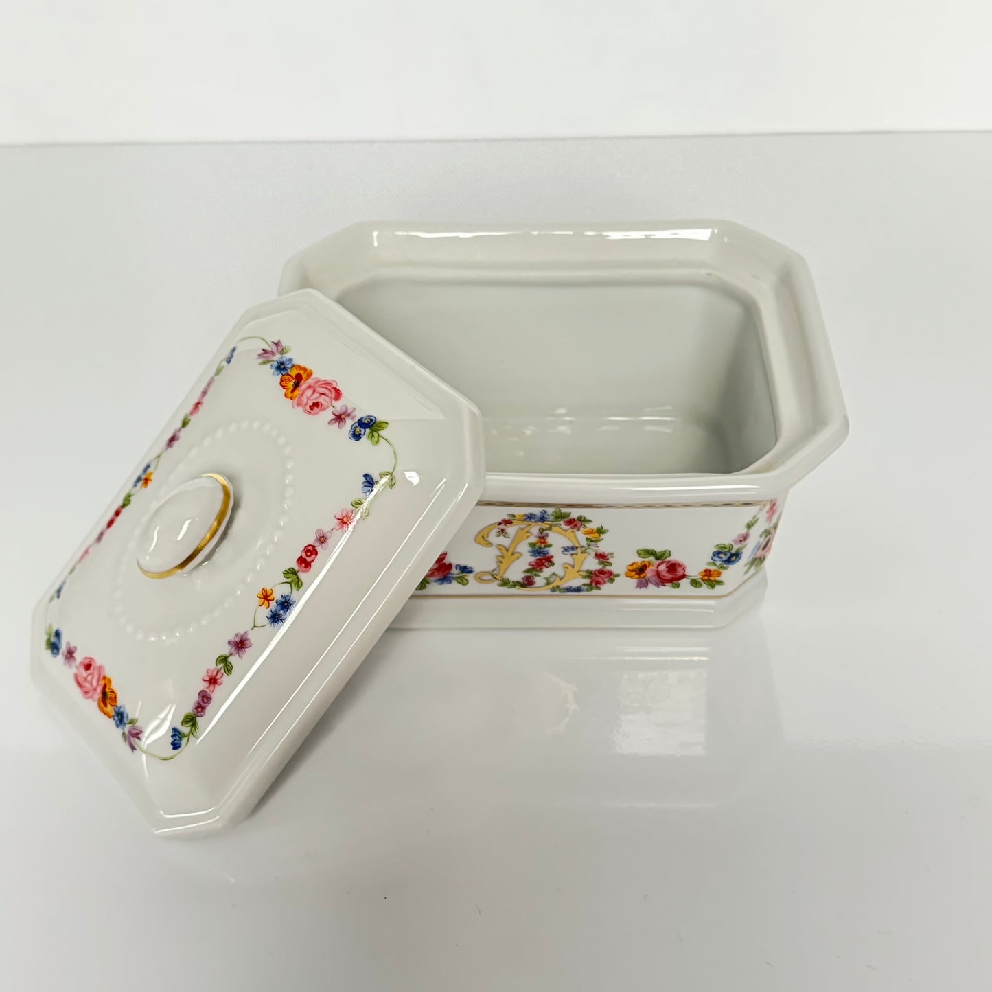 APILCO porcelain terrine/trinket box from the 20th century, inspired by the 18th-century Sèvres porcelain service of Comtesse du Barry, featuring elegant motifs and the initials "DB".