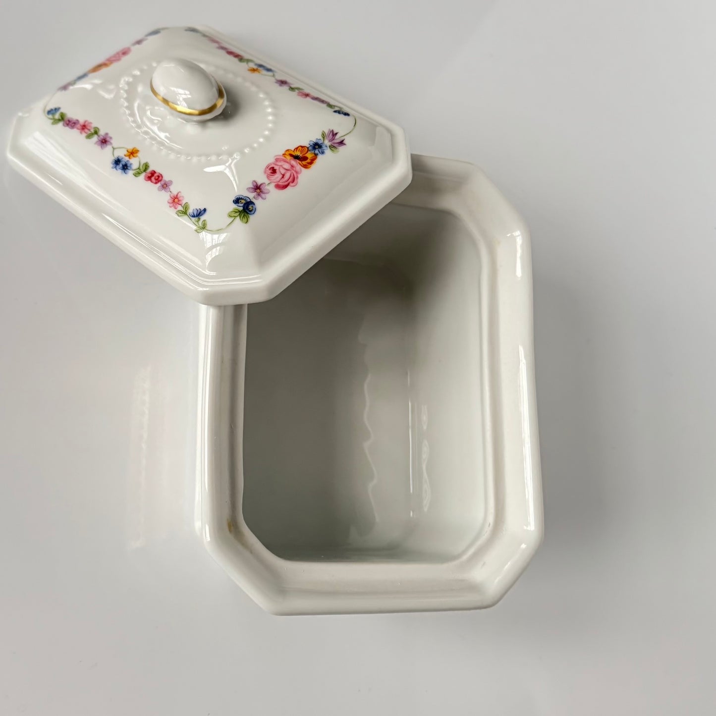 APILCO porcelain terrine/trinket box from the 20th century, inspired by the 18th-century Sèvres porcelain service of Comtesse du Barry, featuring elegant motifs and the initials "DB".