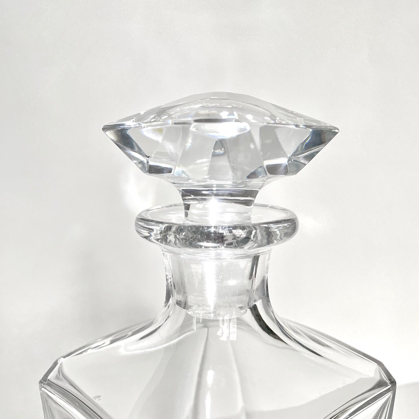 English: Baccarat crystal decanter, Cognac Martell Cordon Bleu model, from the late 20th century. Features a sleek square shape and brilliant crystal clarity. ; 日本語: バカラのクリスタル製デカンタ、コニャック マーテル コルドン・ブルー モデル、20世紀後半。洗練されたスクエアフォルムと透明感のあるクリスタルが特徴。 ; Français: Carafe en cristal Baccarat, modèle Cognac Martell Cordon Bleu, datant de la fin du 20ᵉ siècle. Forme carrée élégante et cristal d'une grande clarté.
