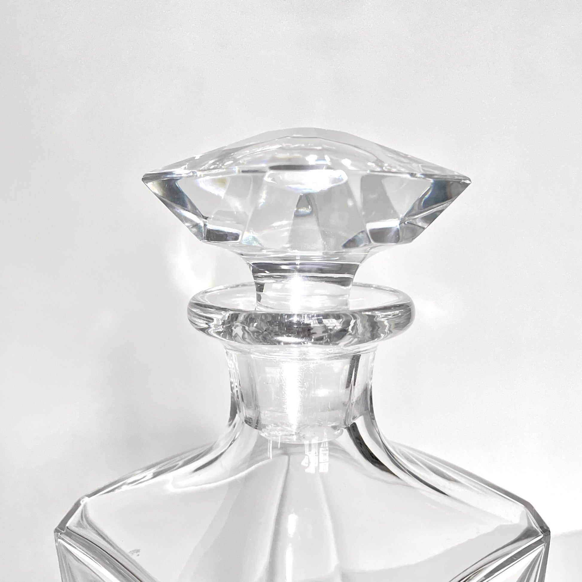 English: Baccarat crystal decanter, Cognac Martell Cordon Bleu model, from the late 20th century. Features a sleek square shape and brilliant crystal clarity. ; 日本語: バカラのクリスタル製デカンタ、コニャック マーテル コルドン・ブルー モデル、20世紀後半。洗練されたスクエアフォルムと透明感のあるクリスタルが特徴。 ; Français: Carafe en cristal Baccarat, modèle Cognac Martell Cordon Bleu, datant de la fin du 20ᵉ siècle. Forme carrée élégante et cristal d'une grande clarté.