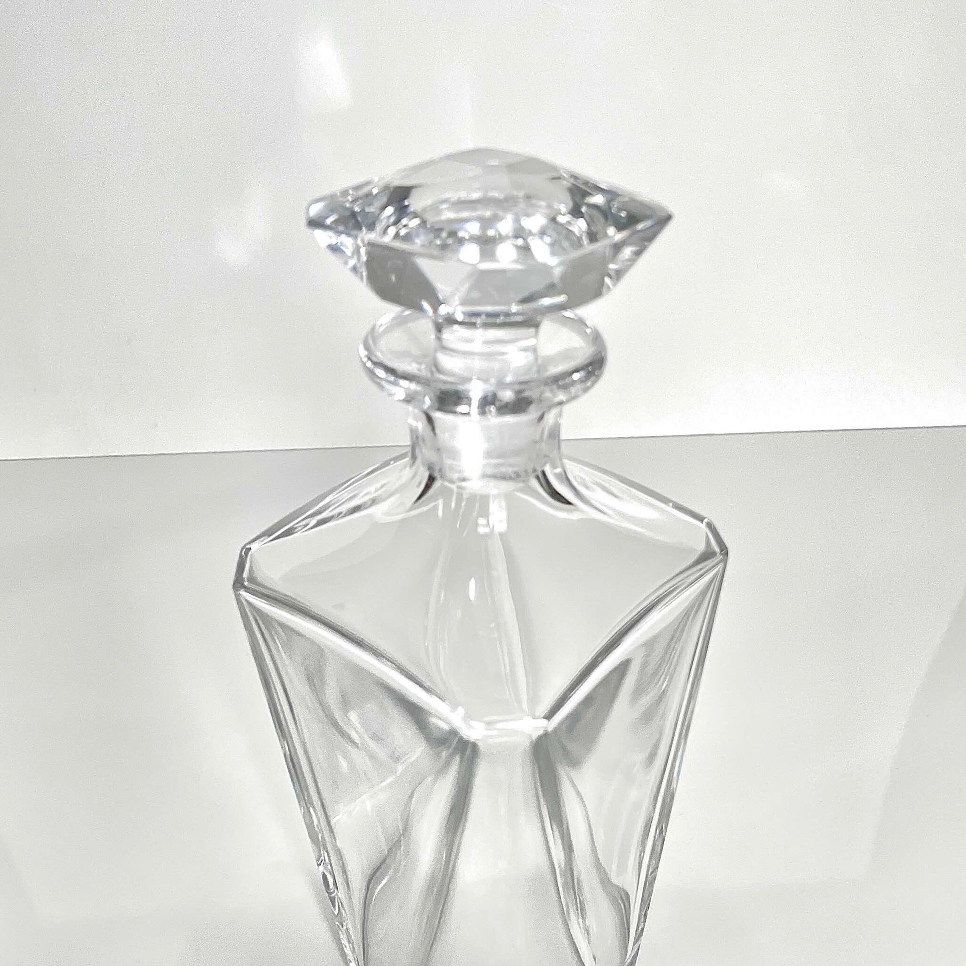 English: Baccarat crystal decanter, Cognac Martell Cordon Bleu model, from the late 20th century. Features a sleek square shape and brilliant crystal clarity. ; 日本語: バカラのクリスタル製デカンタ、コニャック マーテル コルドン・ブルー モデル、20世紀後半。洗練されたスクエアフォルムと透明感のあるクリスタルが特徴。 ; Français: Carafe en cristal Baccarat, modèle Cognac Martell Cordon Bleu, datant de la fin du 20ᵉ siècle. Forme carrée élégante et cristal d'une grande clarté.
