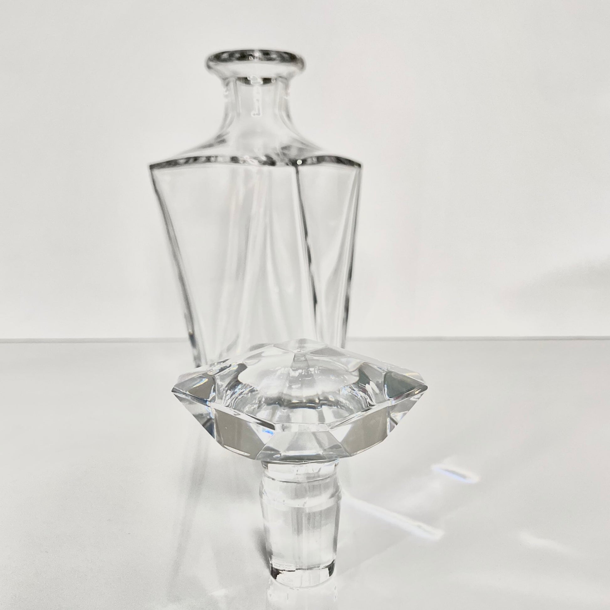 English: Baccarat crystal decanter, Cognac Martell Cordon Bleu model, from the late 20th century. Features a sleek square shape and brilliant crystal clarity. ; 日本語: バカラのクリスタル製デカンタ、コニャック マーテル コルドン・ブルー モデル、20世紀後半。洗練されたスクエアフォルムと透明感のあるクリスタルが特徴。 ; Français: Carafe en cristal Baccarat, modèle Cognac Martell Cordon Bleu, datant de la fin du 20ᵉ siècle. Forme carrée élégante et cristal d'une grande clarté.