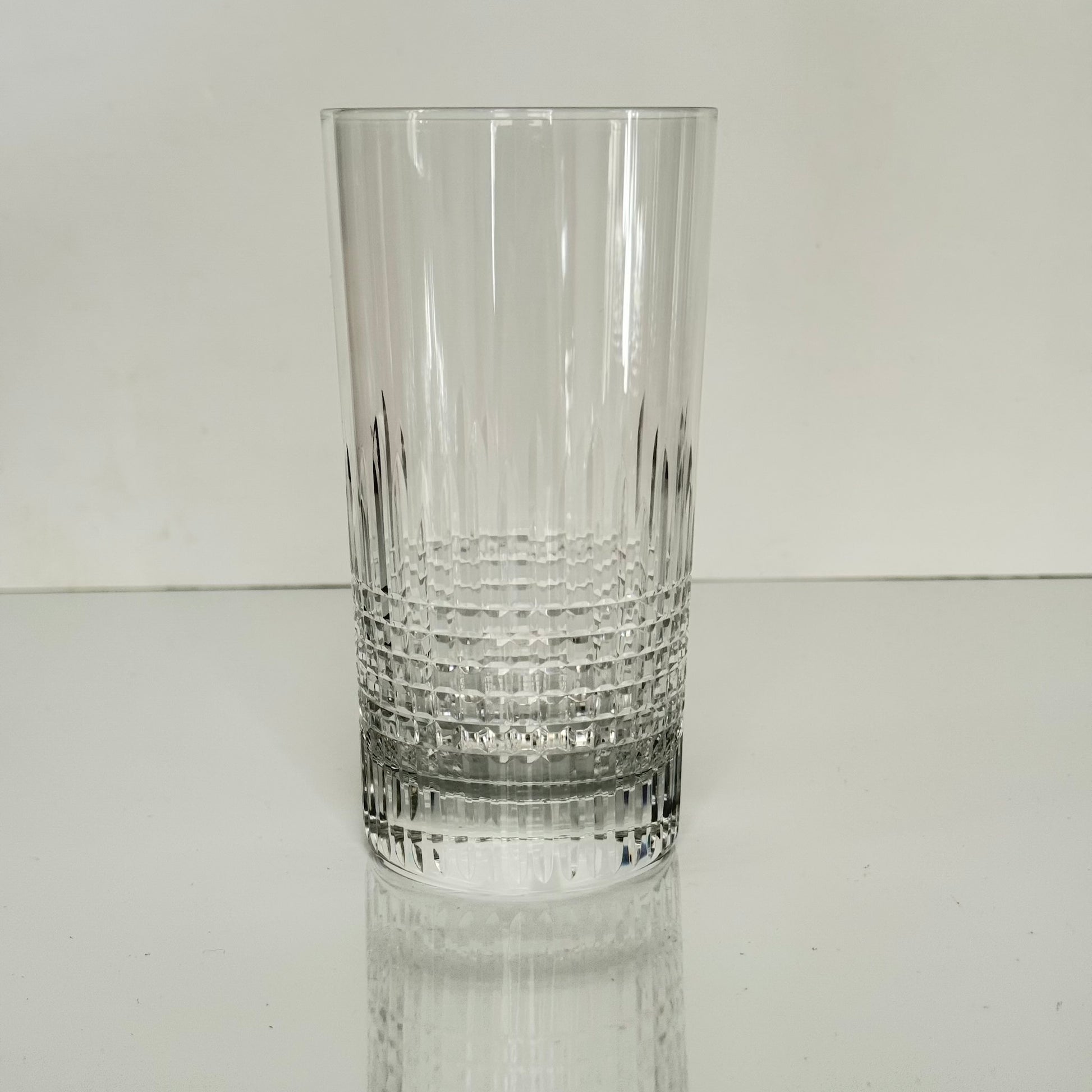 English: Baccarat crystal cocktail glass Nancy pattern, 20th century, elegant cut design; 日本語: バカラ クリスタル製タンブラー/カクテルグラス ナンシー パターン 20世紀 繊細なカットデザイン; Français:  Verre à cocktail en cristal Baccarat modèle Nancy XXe siècle avec décor taillé raffiné