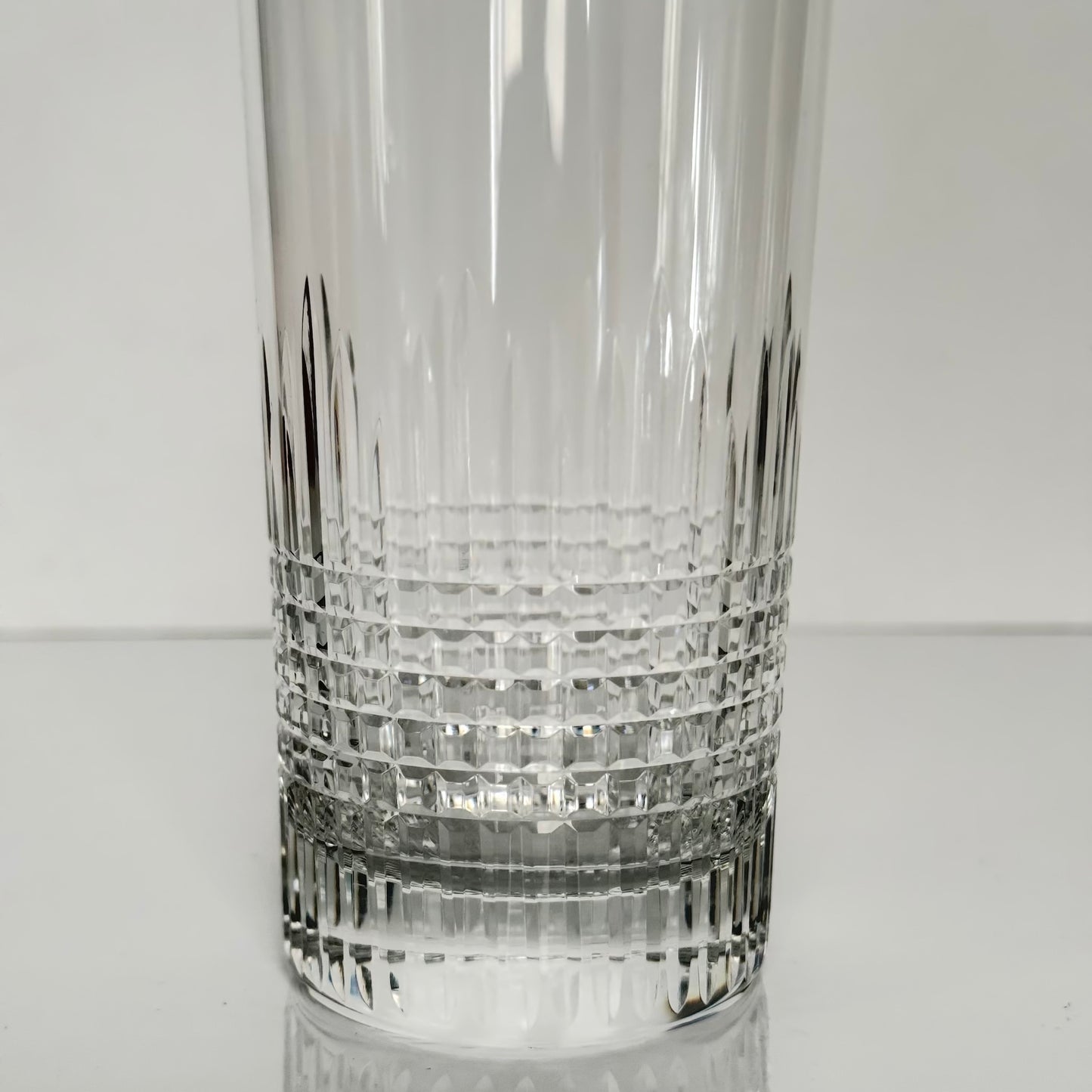 English: Baccarat crystal cocktail glass Nancy pattern, 20th century, elegant cut design; 日本語: バカラ クリスタル製タンブラー/カクテルグラス ナンシー パターン 20世紀 繊細なカットデザイン; Français:  Verre à cocktail en cristal Baccarat modèle Nancy XXe siècle avec décor taillé raffiné