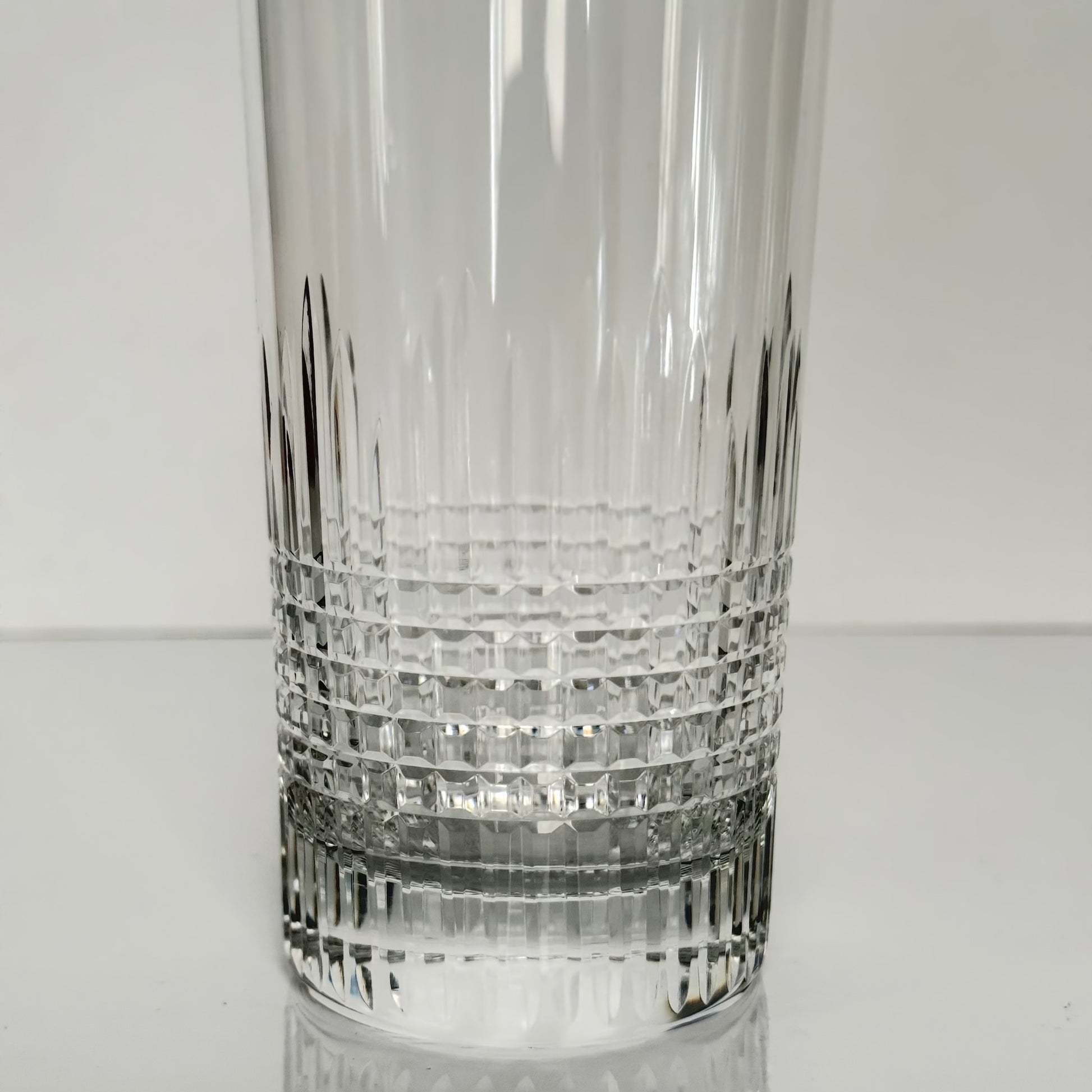 English: Baccarat crystal cocktail glass Nancy pattern, 20th century, elegant cut design; 日本語: バカラ クリスタル製タンブラー/カクテルグラス ナンシー パターン 20世紀 繊細なカットデザイン; Français:  Verre à cocktail en cristal Baccarat modèle Nancy XXe siècle avec décor taillé raffiné
