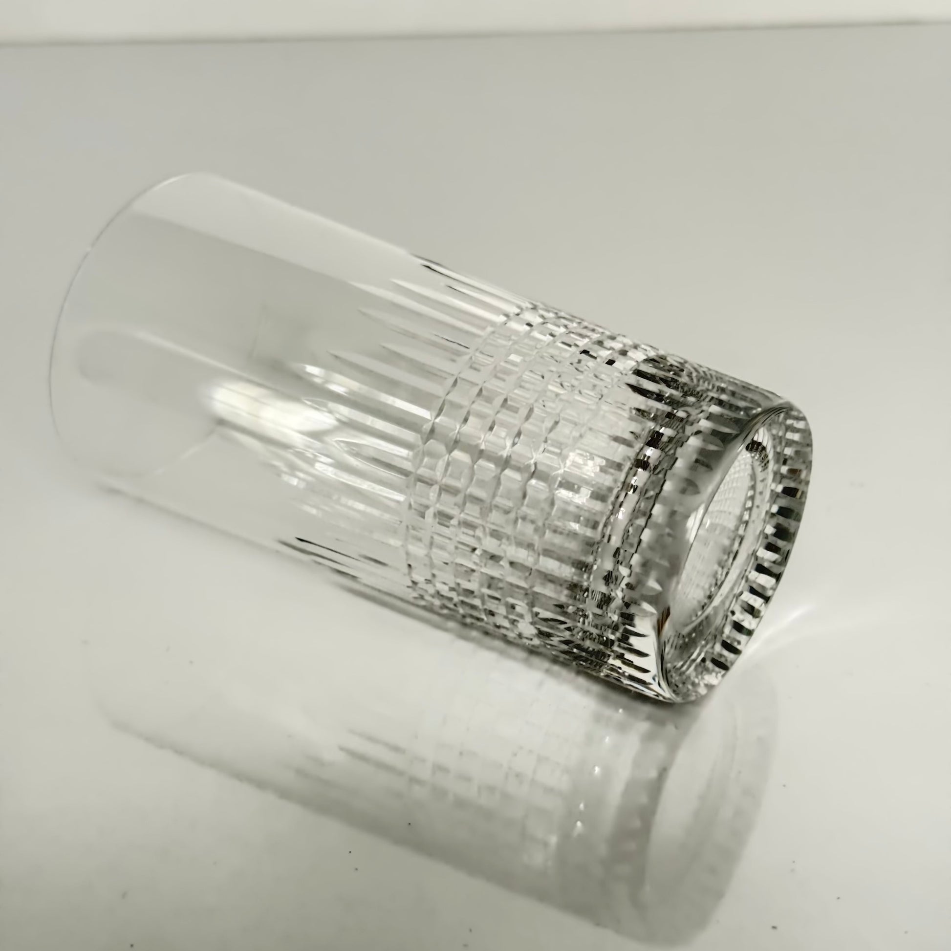 English: Baccarat crystal cocktail glass Nancy pattern, 20th century, elegant cut design; 日本語: バカラ クリスタル製タンブラー/カクテルグラス ナンシー パターン 20世紀 繊細なカットデザイン; Français:  Verre à cocktail en cristal Baccarat modèle Nancy XXe siècle avec décor taillé raffiné