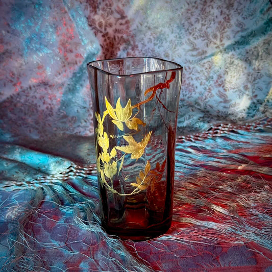 English: Crystal vase, probably Baccarat, with gilded branch and bird motif, Japonisme style, late 19th century;
日本語: おそらくバカラ製のクリスタル花瓶、金彩の枝と鳥のモチーフ入り、ジャポニスム様式、19世紀末;
Français: Vase en cristal, probablement Baccarat, décor doré de branches et oiseau, style japonisant, fin XIXᵉ siècle.