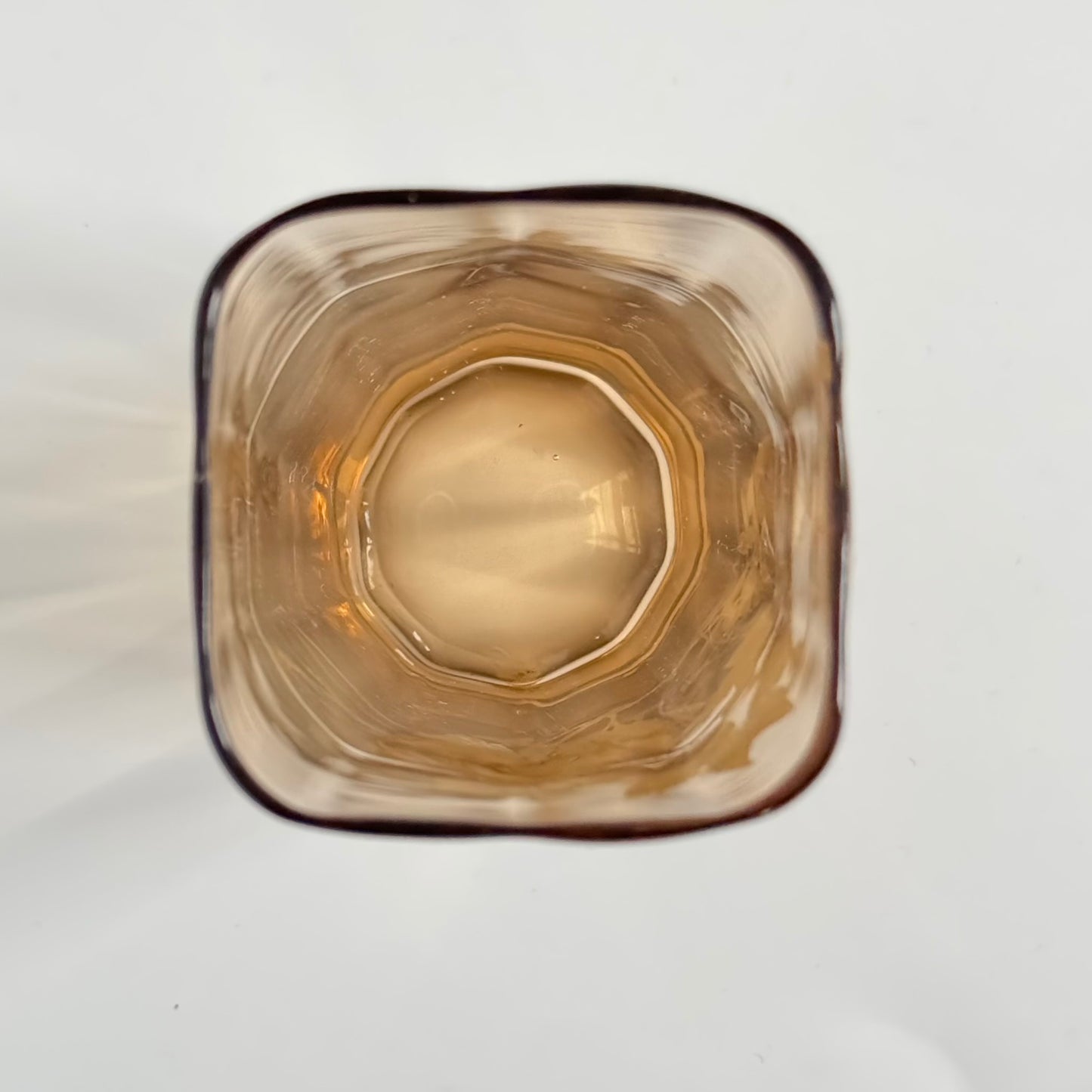English: Crystal vase, probably Baccarat, with gilded branch and bird motif, Japonisme style, late 19th century;
日本語: おそらくバカラ製のクリスタル花瓶、金彩の枝と鳥のモチーフ入り、ジャポニスム様式、19世紀末;
Français: Vase en cristal, probablement Baccarat, décor doré de branches et oiseau, style japonisant, fin XIXᵉ siècle.