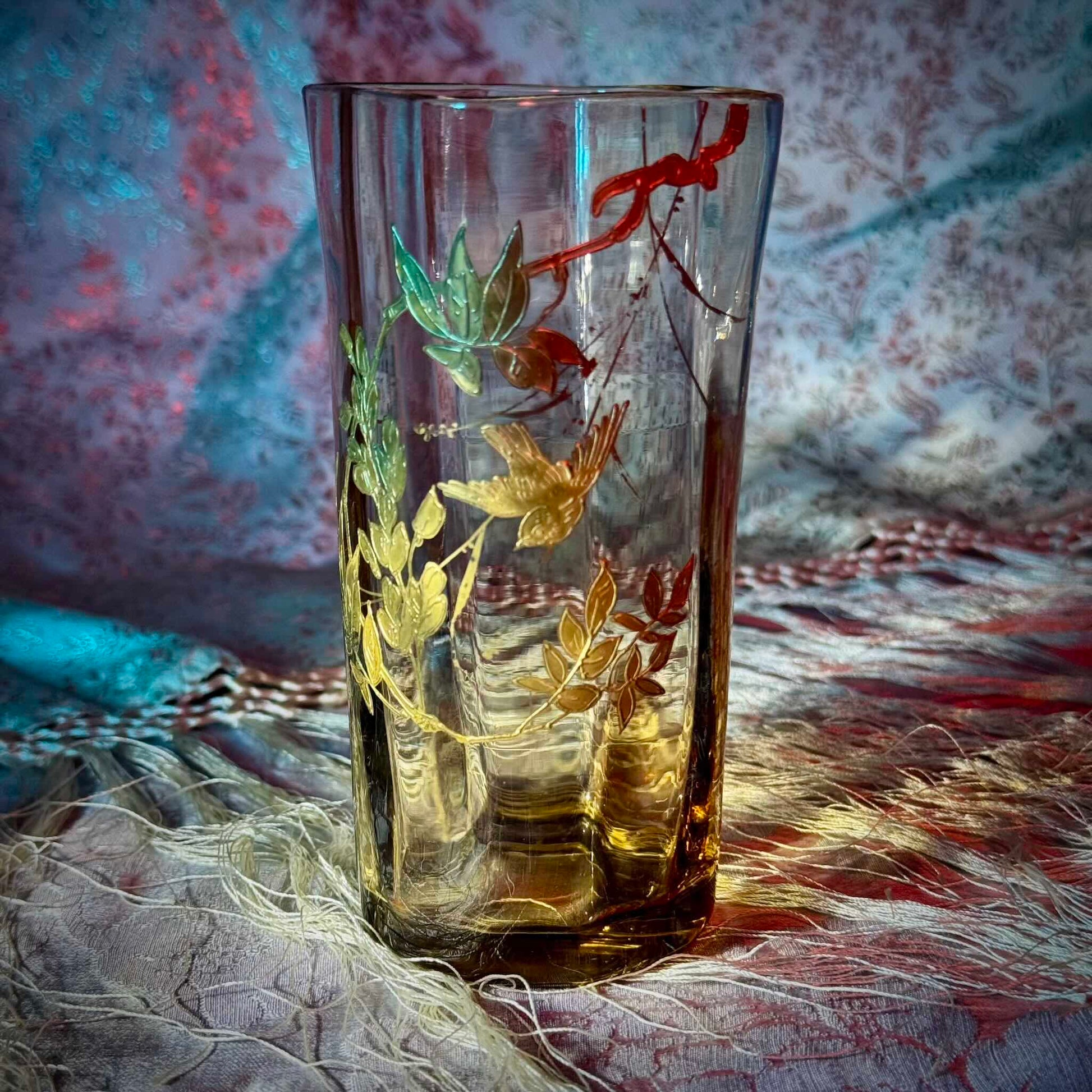 English: Crystal vase, probably Baccarat, with gilded branch and bird motif, Japonisme style, late 19th century;
日本語: おそらくバカラ製のクリスタル花瓶、金彩の枝と鳥のモチーフ入り、ジャポニスム様式、19世紀末;
Français: Vase en cristal, probablement Baccarat, décor doré de branches et oiseau, style japonisant, fin XIXᵉ siècle.