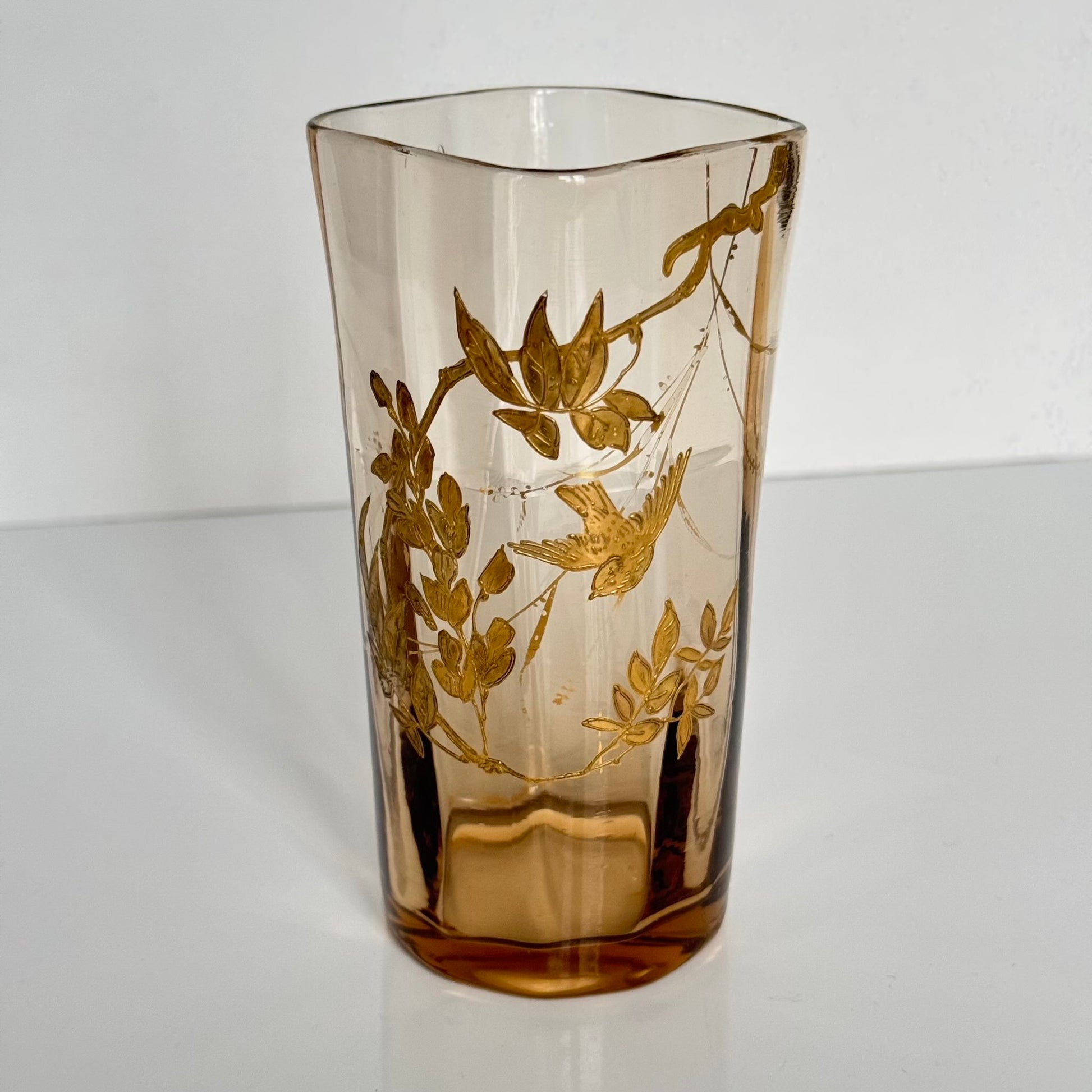 English: Crystal vase, probably Baccarat, with gilded branch and bird motif, Japonisme style, late 19th century;
日本語: おそらくバカラ製のクリスタル花瓶、金彩の枝と鳥のモチーフ入り、ジャポニスム様式、19世紀末;
Français: Vase en cristal, probablement Baccarat, décor doré de branches et oiseau, style japonisant, fin XIXᵉ siècle.