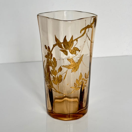 English: Crystal vase, probably Baccarat, with gilded branch and bird motif, Japonisme style, late 19th century;
日本語: おそらくバカラ製のクリスタル花瓶、金彩の枝と鳥のモチーフ入り、ジャポニスム様式、19世紀末;
Français: Vase en cristal, probablement Baccarat, décor doré de branches et oiseau, style japonisant, fin XIXᵉ siècle.