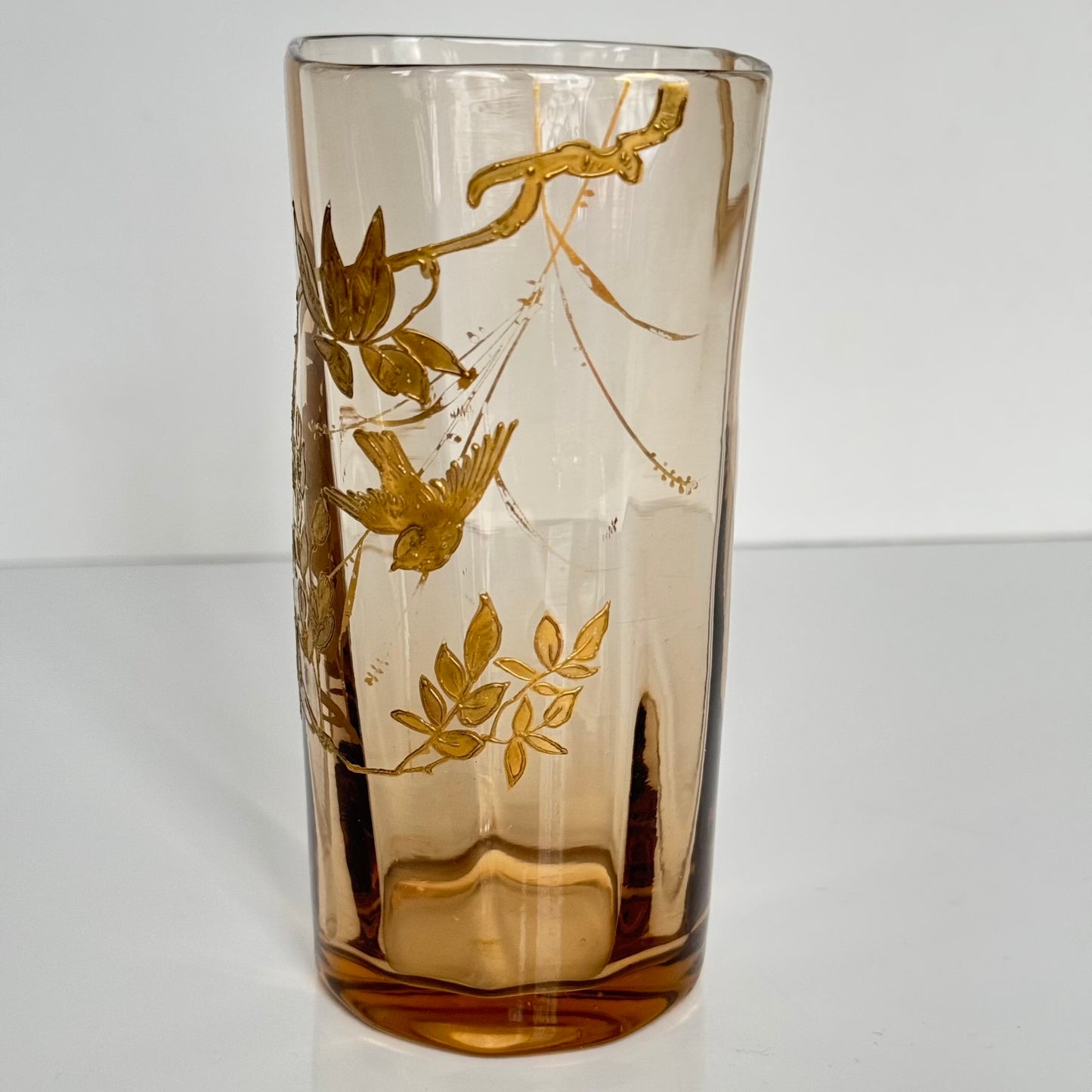 English: Crystal vase, probably Baccarat, with gilded branch and bird motif, Japonisme style, late 19th century;
日本語: おそらくバカラ製のクリスタル花瓶、金彩の枝と鳥のモチーフ入り、ジャポニスム様式、19世紀末;
Français: Vase en cristal, probablement Baccarat, décor doré de branches et oiseau, style japonisant, fin XIXᵉ siècle.