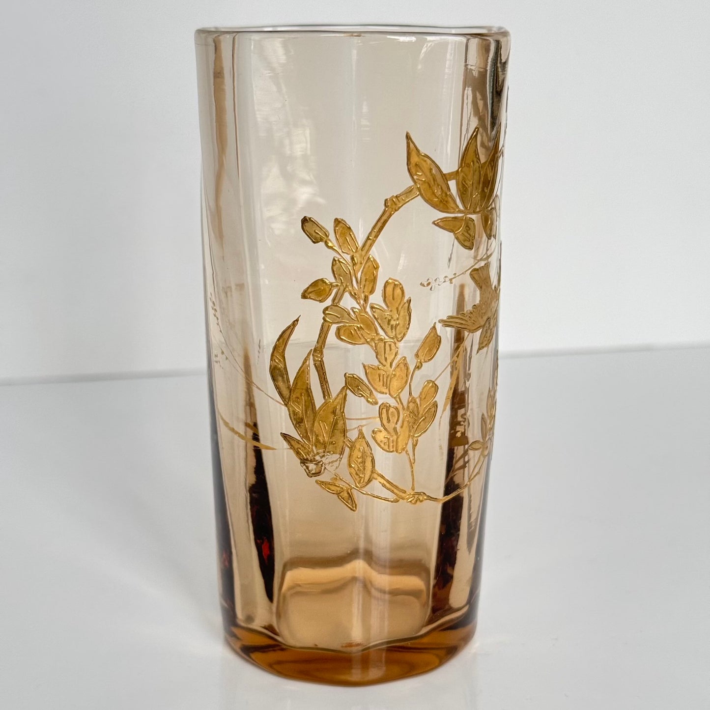 English: Crystal vase, probably Baccarat, with gilded branch and bird motif, Japonisme style, late 19th century;
日本語: おそらくバカラ製のクリスタル花瓶、金彩の枝と鳥のモチーフ入り、ジャポニスム様式、19世紀末;
Français: Vase en cristal, probablement Baccarat, décor doré de branches et oiseau, style japonisant, fin XIXᵉ siècle.