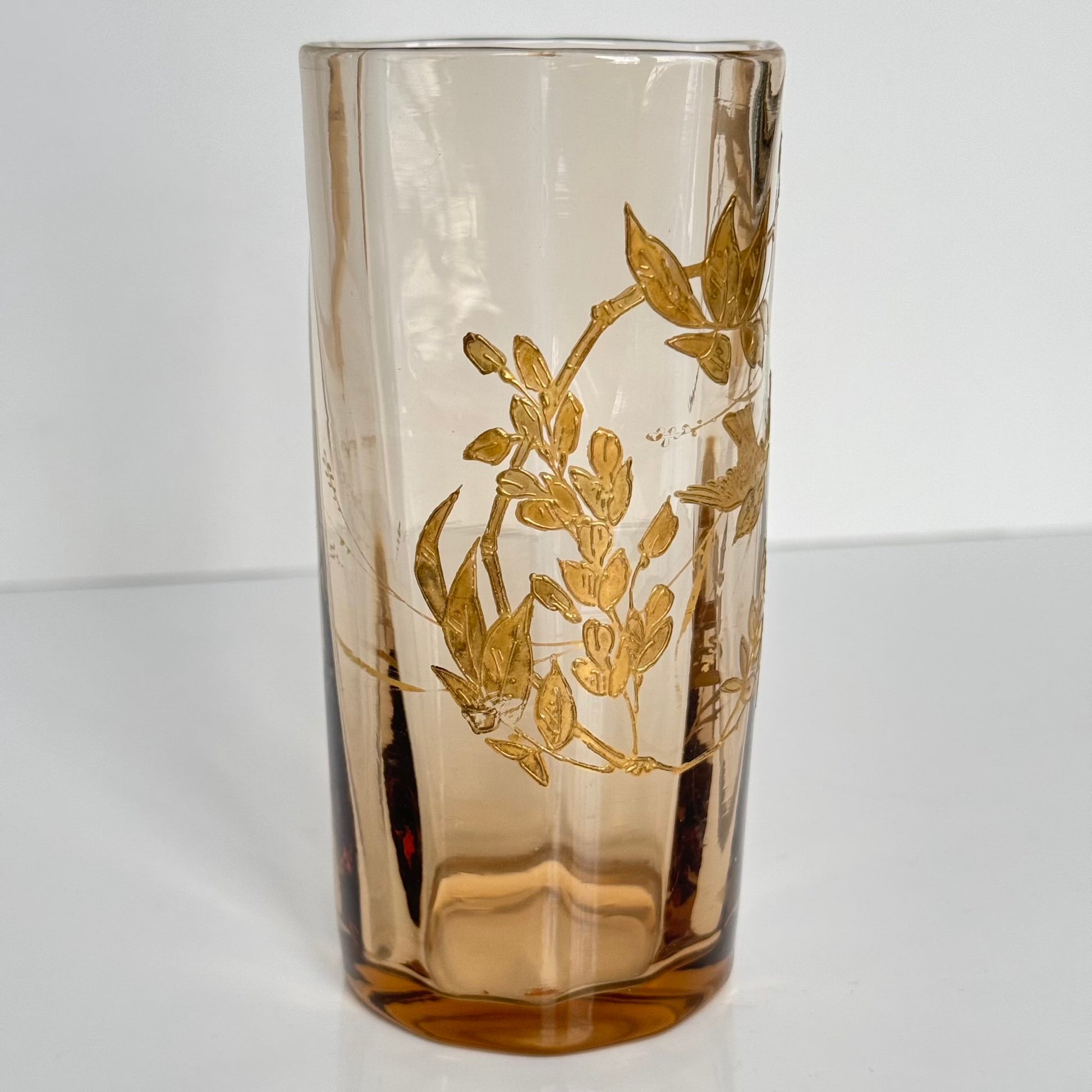 English: Crystal vase, probably Baccarat, with gilded branch and bird motif, Japonisme style, late 19th century;
日本語: おそらくバカラ製のクリスタル花瓶、金彩の枝と鳥のモチーフ入り、ジャポニスム様式、19世紀末;
Français: Vase en cristal, probablement Baccarat, décor doré de branches et oiseau, style japonisant, fin XIXᵉ siècle.