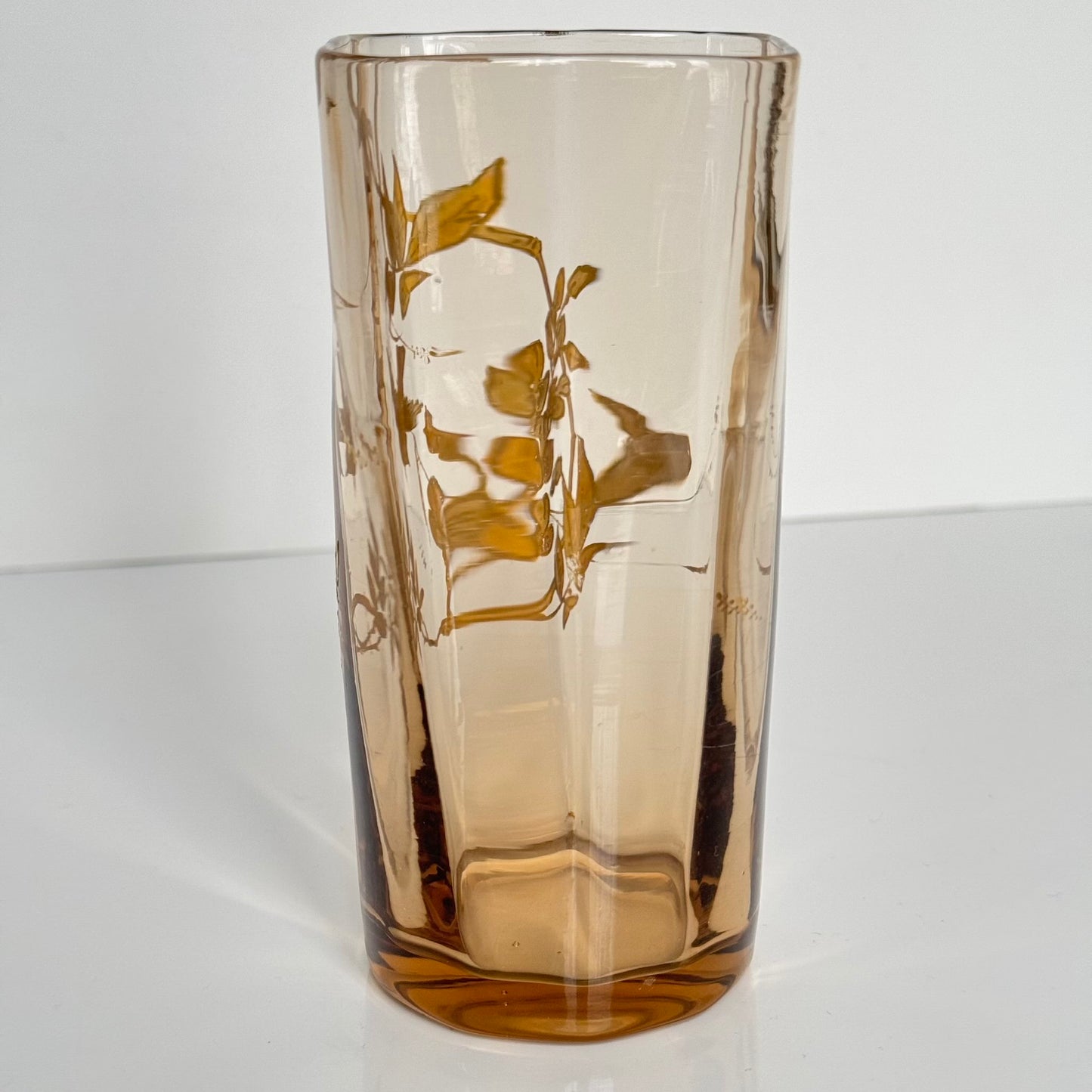English: Crystal vase, probably Baccarat, with gilded branch and bird motif, Japonisme style, late 19th century;
日本語: おそらくバカラ製のクリスタル花瓶、金彩の枝と鳥のモチーフ入り、ジャポニスム様式、19世紀末;
Français: Vase en cristal, probablement Baccarat, décor doré de branches et oiseau, style japonisant, fin XIXᵉ siècle.