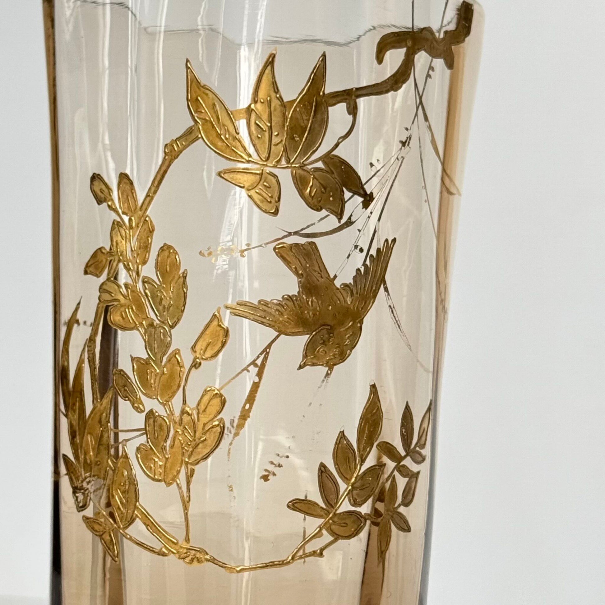 English: Crystal vase, probably Baccarat, with gilded branch and bird motif, Japonisme style, late 19th century;
日本語: おそらくバカラ製のクリスタル花瓶、金彩の枝と鳥のモチーフ入り、ジャポニスム様式、19世紀末;
Français: Vase en cristal, probablement Baccarat, décor doré de branches et oiseau, style japonisant, fin XIXᵉ siècle.