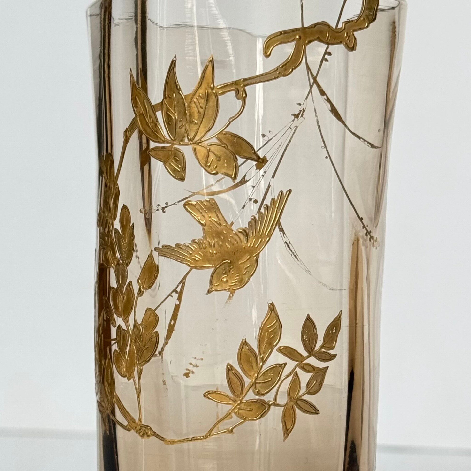 English: Crystal vase, probably Baccarat, with gilded branch and bird motif, Japonisme style, late 19th century;
日本語: おそらくバカラ製のクリスタル花瓶、金彩の枝と鳥のモチーフ入り、ジャポニスム様式、19世紀末;
Français: Vase en cristal, probablement Baccarat, décor doré de branches et oiseau, style japonisant, fin XIXᵉ siècle.
