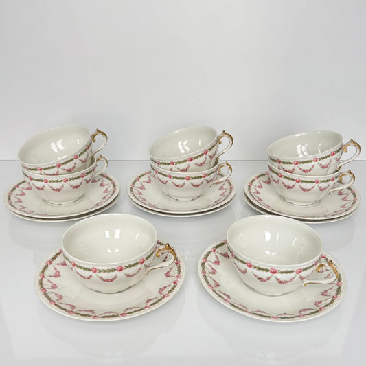 English: Antique porcelain tea cups and saucers by Bernardaud / Delinières, circa 1900, decorated with rose garlands, marked “D & Co FRANCE” and “B & Co FRANCE” ; 日本語: ベルナルド／ドゥリニエール製のアンティーク磁器ティーカップ＆ソーサー（1900年頃）、バラのガーランド模様入り、“D & Co FRANCE”および“B & Co FRANCE”のサインあり ; Français: Tasses à thé et soucoupes en porcelaine ancienne de Bernardaud / Delinières vers 1900, décorées de guirlandes de roses, marquées “D & Co FRANCE” et “B & Co FRANCE”.