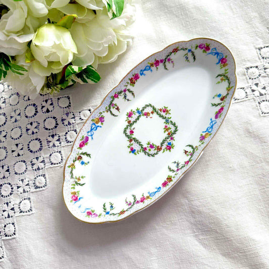 English: Porcelain serving dish with ribbon and garland motif, Bernardaud “Lamartine”, Limoges France, circa 1920–1930 ; 日本語: リモージュ製ベルナルド“ラマルティーヌ”モデル、リボンと花のガーランド装飾付きポーセリン・サービングディッシュ、約1920–1930年 ; Français : Ravier en porcelaine, modèle “Lamartine” de Bernardaud, décor rubans et guirlandes, Limoges, vers 1920–1930