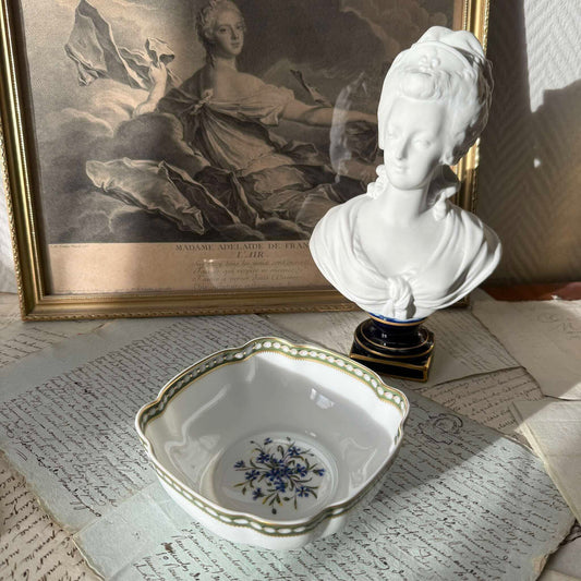 Bernardaud Limoges porcelain bowl, Perles et Barbeaux pattern, Marie-Antoinette style, 20th century France.