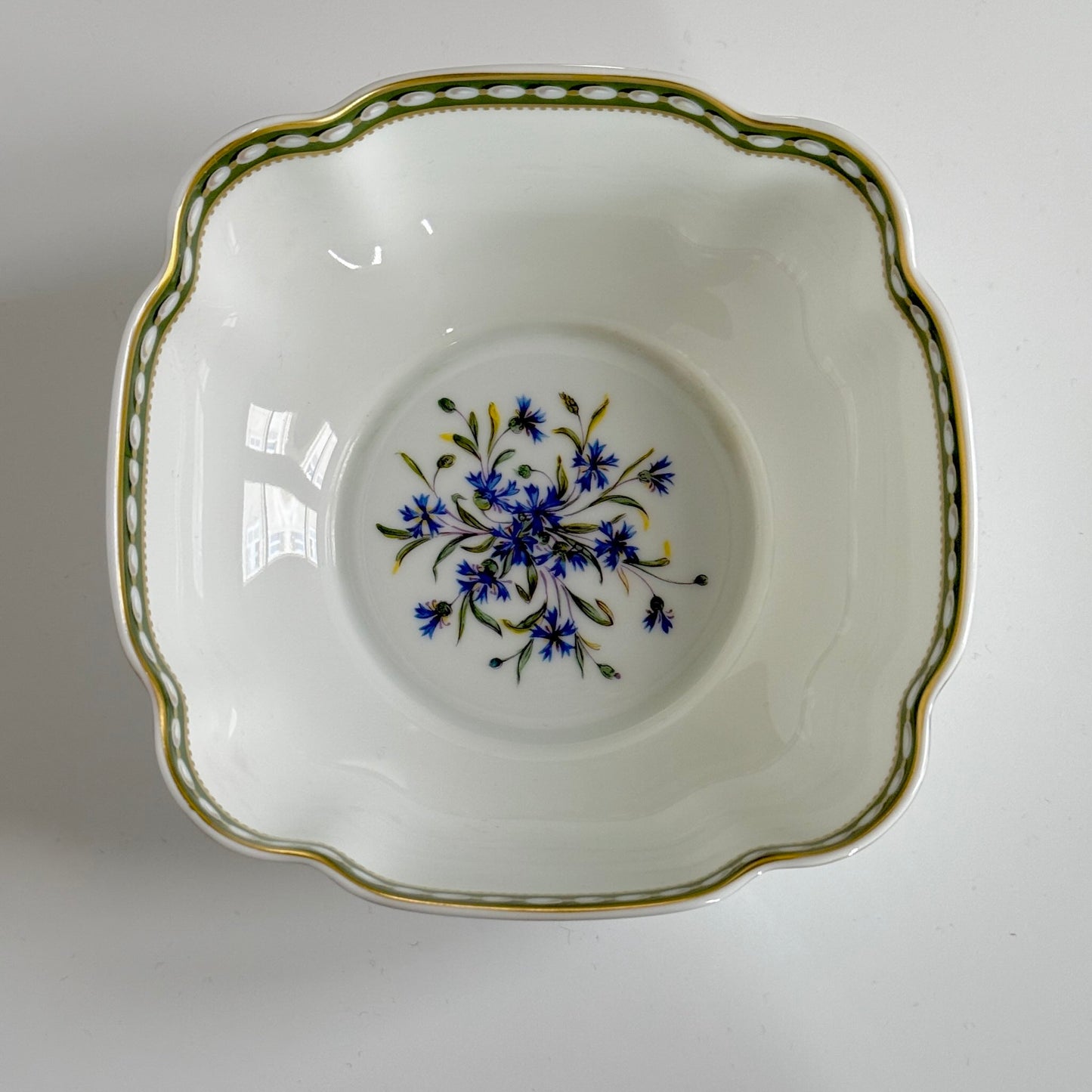 Bernardaud Limoges porcelain bowl, Perles et Barbeaux pattern, Marie-Antoinette style, 20th century France.