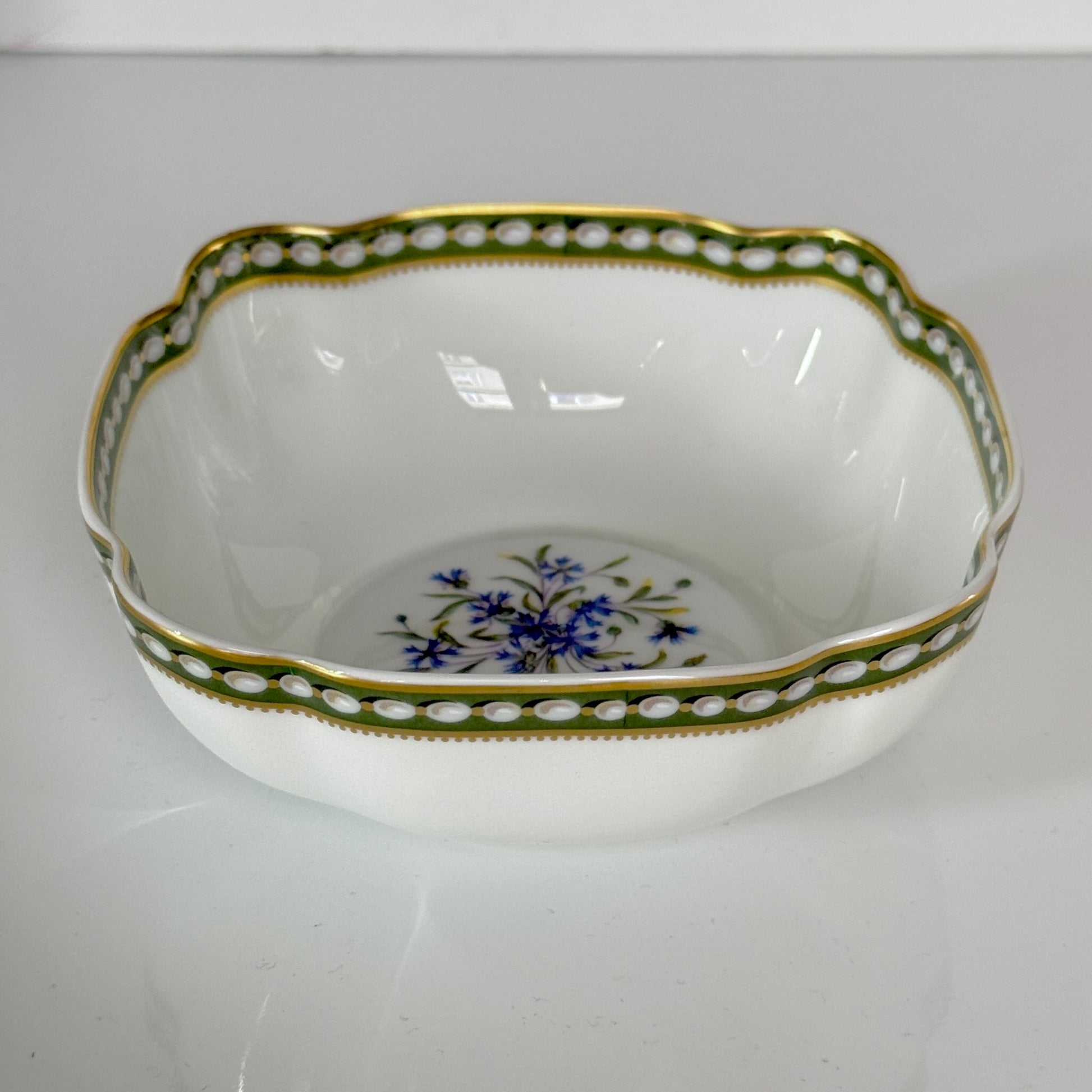 Bernardaud Limoges porcelain bowl, Perles et Barbeaux pattern, Marie-Antoinette style, 20th century France.