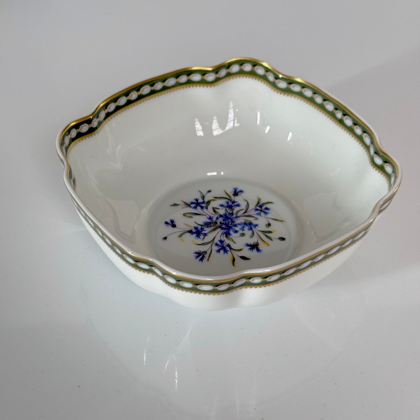 Bernardaud Limoges porcelain bowl, Perles et Barbeaux pattern, Marie-Antoinette style, 20th century France.