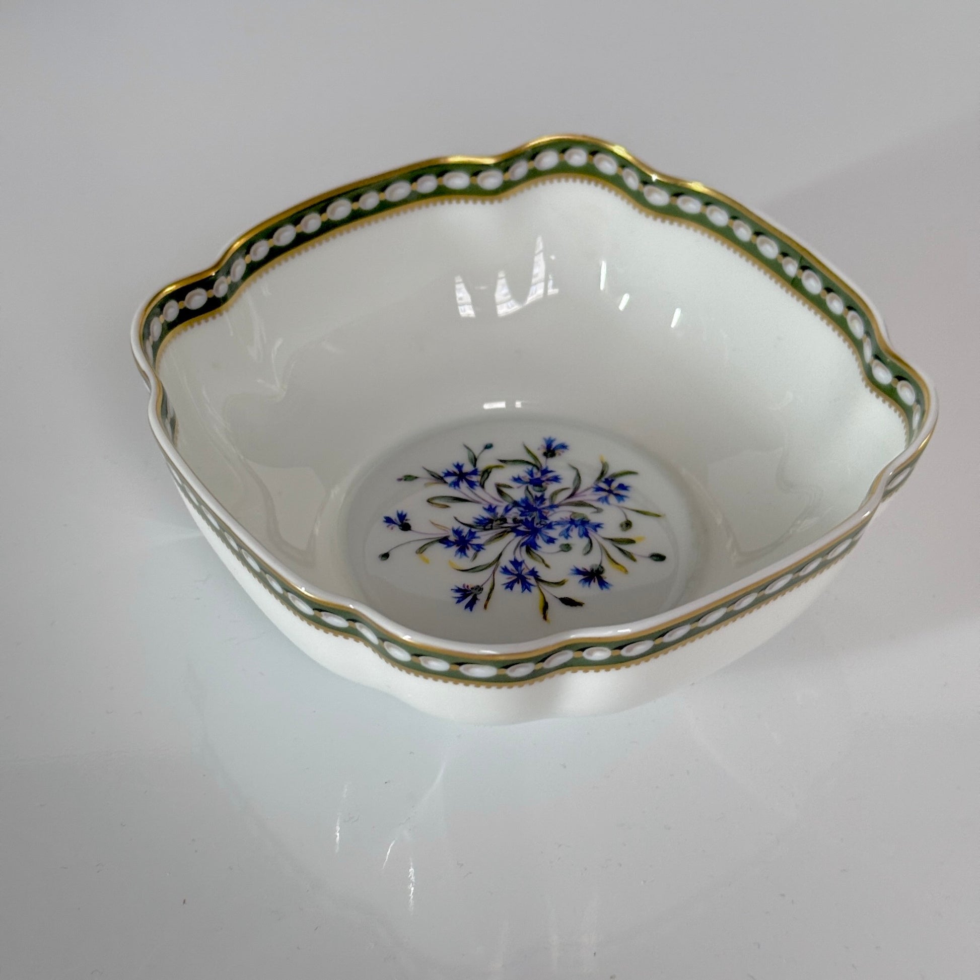 Bernardaud Limoges porcelain bowl, Perles et Barbeaux pattern, Marie-Antoinette style, 20th century France.