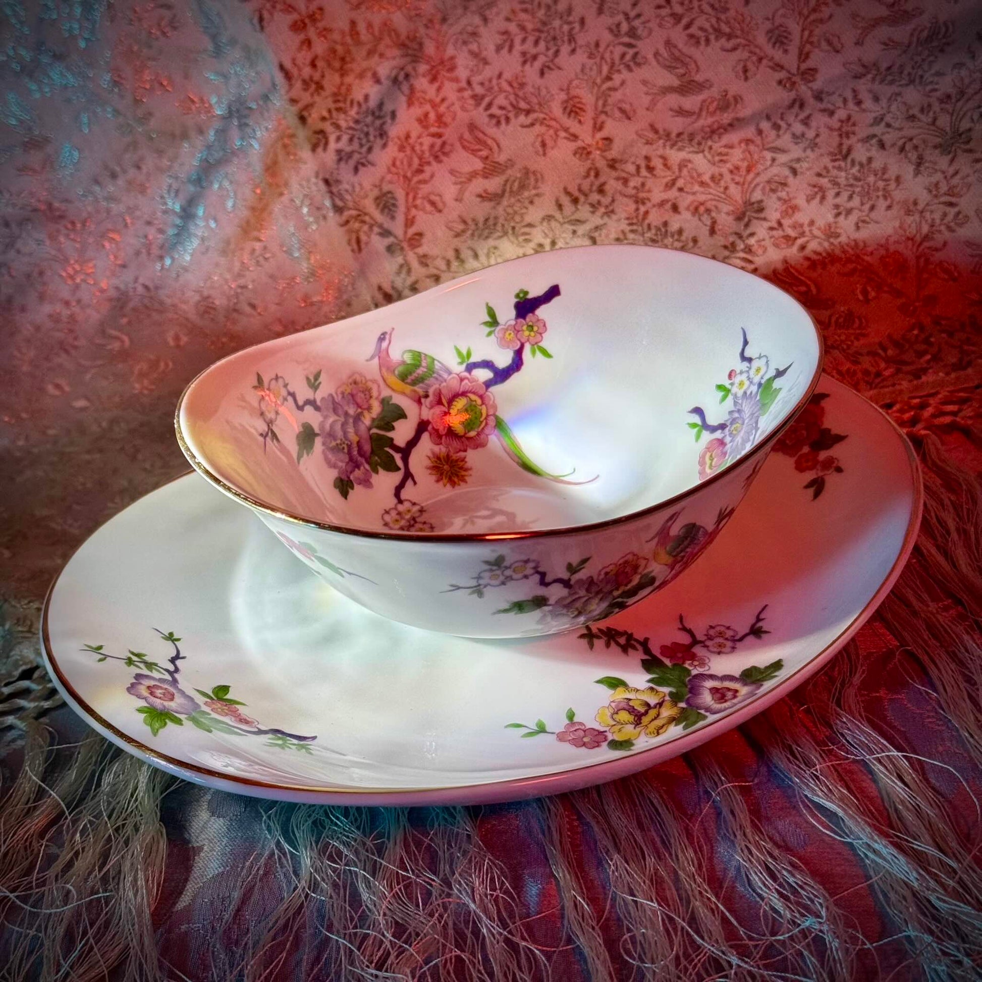 English: Bernardaud Limoges porcelain sauce boat, Bengali pattern with colorful flowers and birds of paradise, 20th century, signed L. Bernardaud & Co; 日本語: ベルナルド・リモージュ製の磁器ソースボート、花と鳥のベンガリモデル、20世紀、L. Bernardaud & Coのサインあり; Français: Saucière en porcelaine de Limoges par Bernardaud, motif Bengali avec fleurs colorées et oiseaux de paradis, XXe siècle, signée L. Bernardaud & Co.