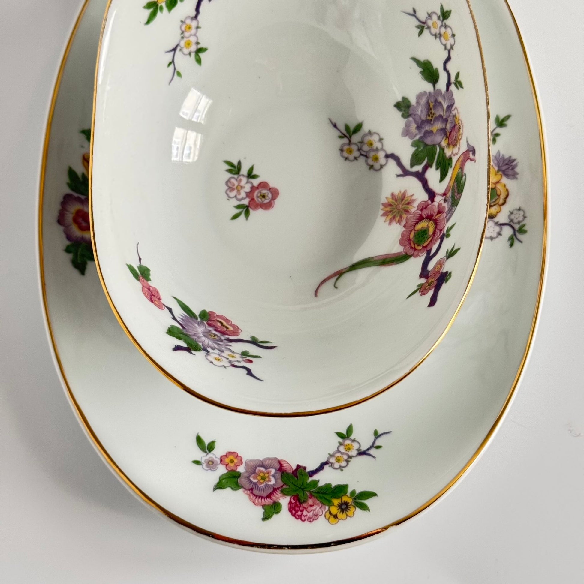 English: Bernardaud Limoges porcelain sauce boat, Bengali pattern with colorful flowers and birds of paradise, 20th century, signed L. Bernardaud & Co; 日本語: ベルナルド・リモージュ製の磁器ソースボート、花と鳥のベンガリモデル、20世紀、L. Bernardaud & Coのサインあり; Français: Saucière en porcelaine de Limoges par Bernardaud, motif Bengali avec fleurs colorées et oiseaux de paradis, XXe siècle, signée L. Bernardaud & Co.
