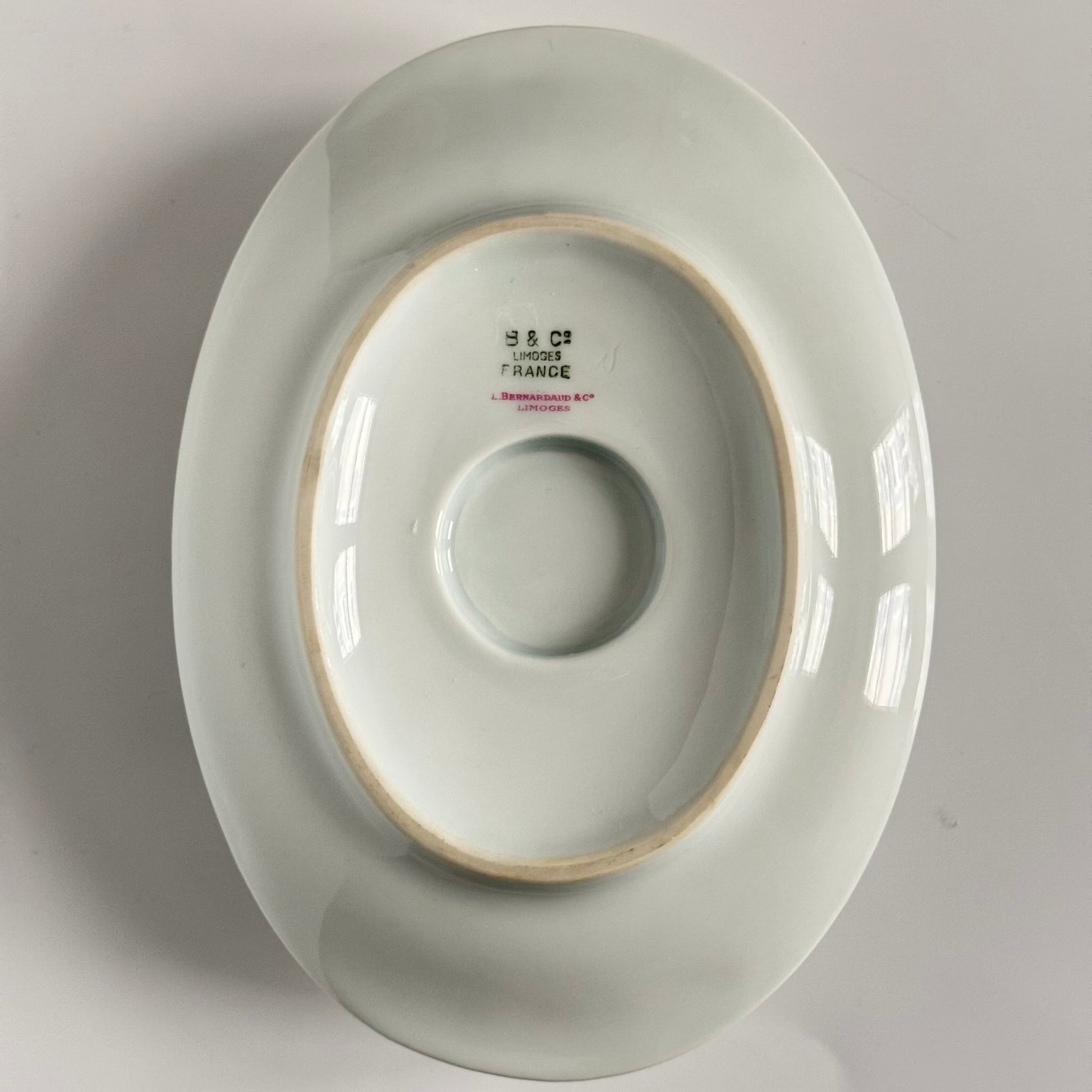 English: Bernardaud Limoges porcelain sauce boat, Bengali pattern with colorful flowers and birds of paradise, 20th century, signed L. Bernardaud & Co; 日本語: ベルナルド・リモージュ製の磁器ソースボート、花と鳥のベンガリモデル、20世紀、L. Bernardaud & Coのサインあり; Français: Saucière en porcelaine de Limoges par Bernardaud, motif Bengali avec fleurs colorées et oiseaux de paradis, XXe siècle, signée L. Bernardaud & Co.
