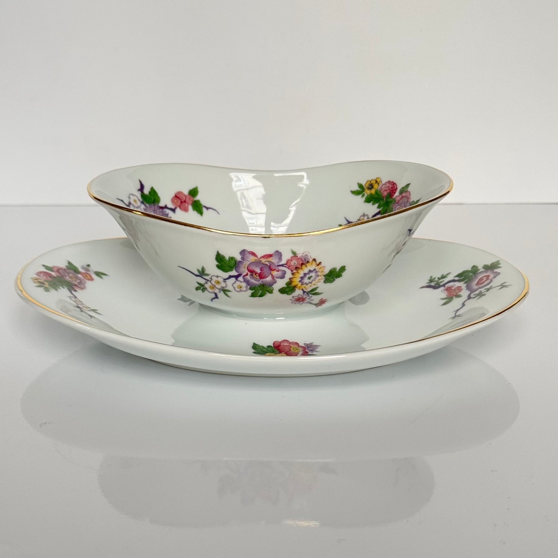 English: Bernardaud Limoges porcelain sauce boat, Bengali pattern with colorful flowers and birds of paradise, 20th century, signed L. Bernardaud & Co; 日本語: ベルナルド・リモージュ製の磁器ソースボート、花と鳥のベンガリモデル、20世紀、L. Bernardaud & Coのサインあり; Français: Saucière en porcelaine de Limoges par Bernardaud, motif Bengali avec fleurs colorées et oiseaux de paradis, XXe siècle, signée L. Bernardaud & Co.