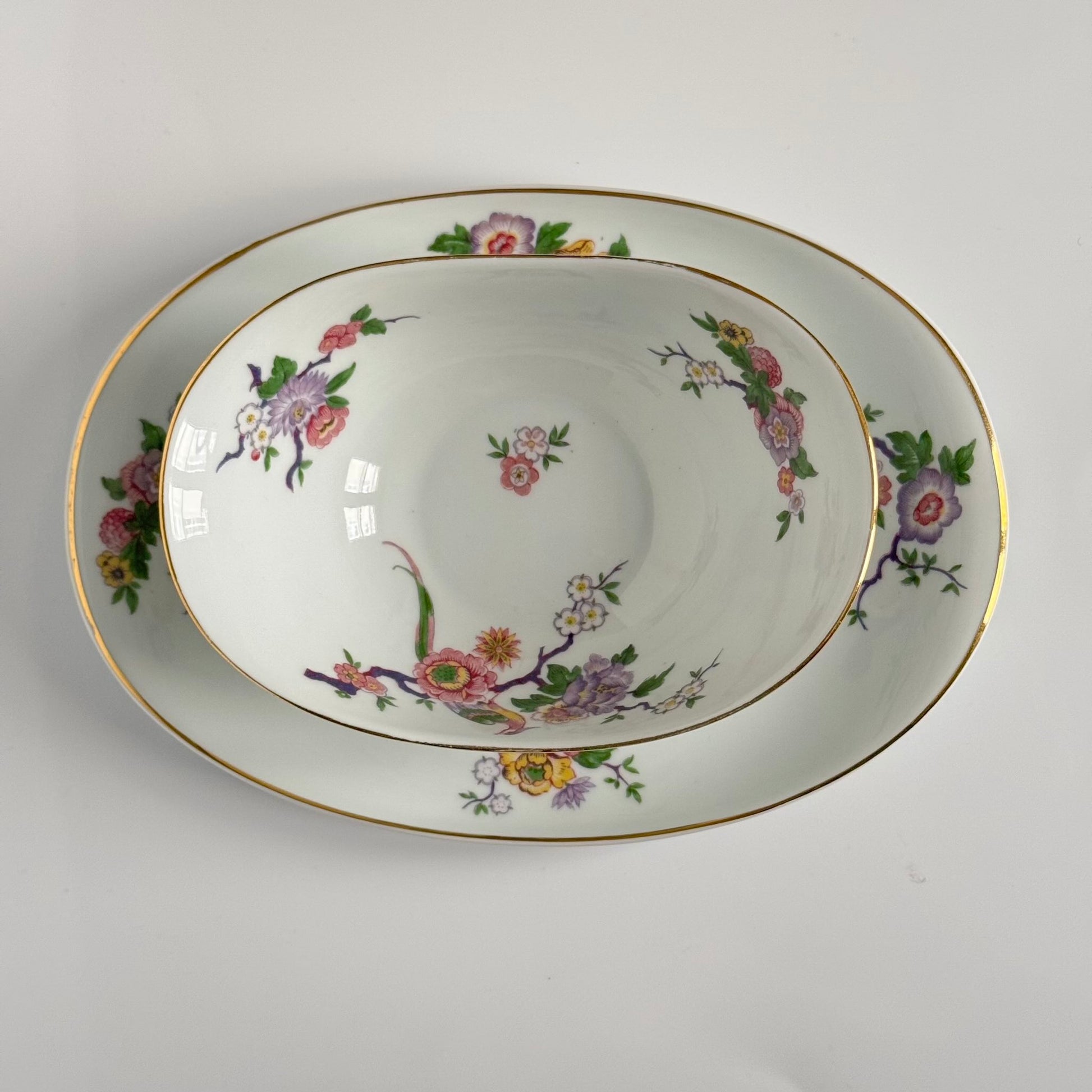 English: Bernardaud Limoges porcelain sauce boat, Bengali pattern with colorful flowers and birds of paradise, 20th century, signed L. Bernardaud & Co; 日本語: ベルナルド・リモージュ製の磁器ソースボート、花と鳥のベンガリモデル、20世紀、L. Bernardaud & Coのサインあり; Français: Saucière en porcelaine de Limoges par Bernardaud, motif Bengali avec fleurs colorées et oiseaux de paradis, XXe siècle, signée L. Bernardaud & Co.