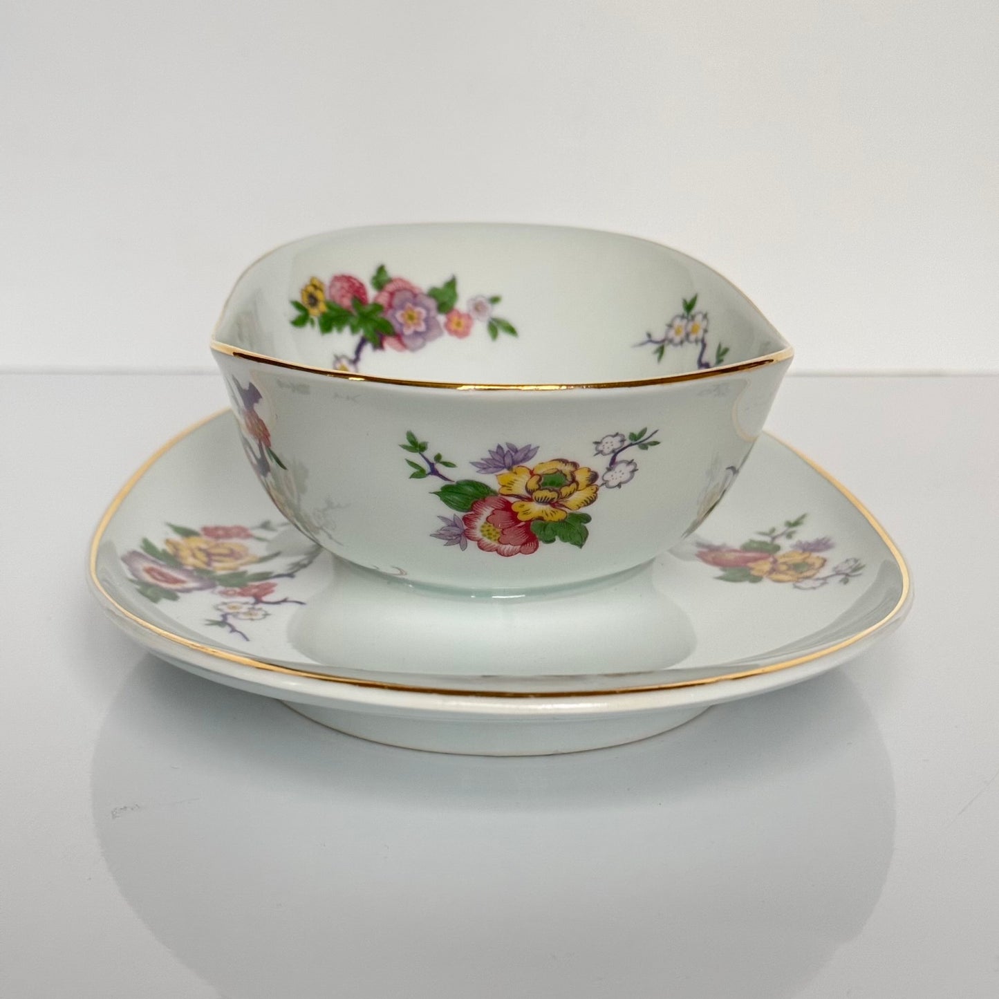 English: Bernardaud Limoges porcelain sauce boat, Bengali pattern with colorful flowers and birds of paradise, 20th century, signed L. Bernardaud & Co; 日本語: ベルナルド・リモージュ製の磁器ソースボート、花と鳥のベンガリモデル、20世紀、L. Bernardaud & Coのサインあり; Français: Saucière en porcelaine de Limoges par Bernardaud, motif Bengali avec fleurs colorées et oiseaux de paradis, XXe siècle, signée L. Bernardaud & Co.