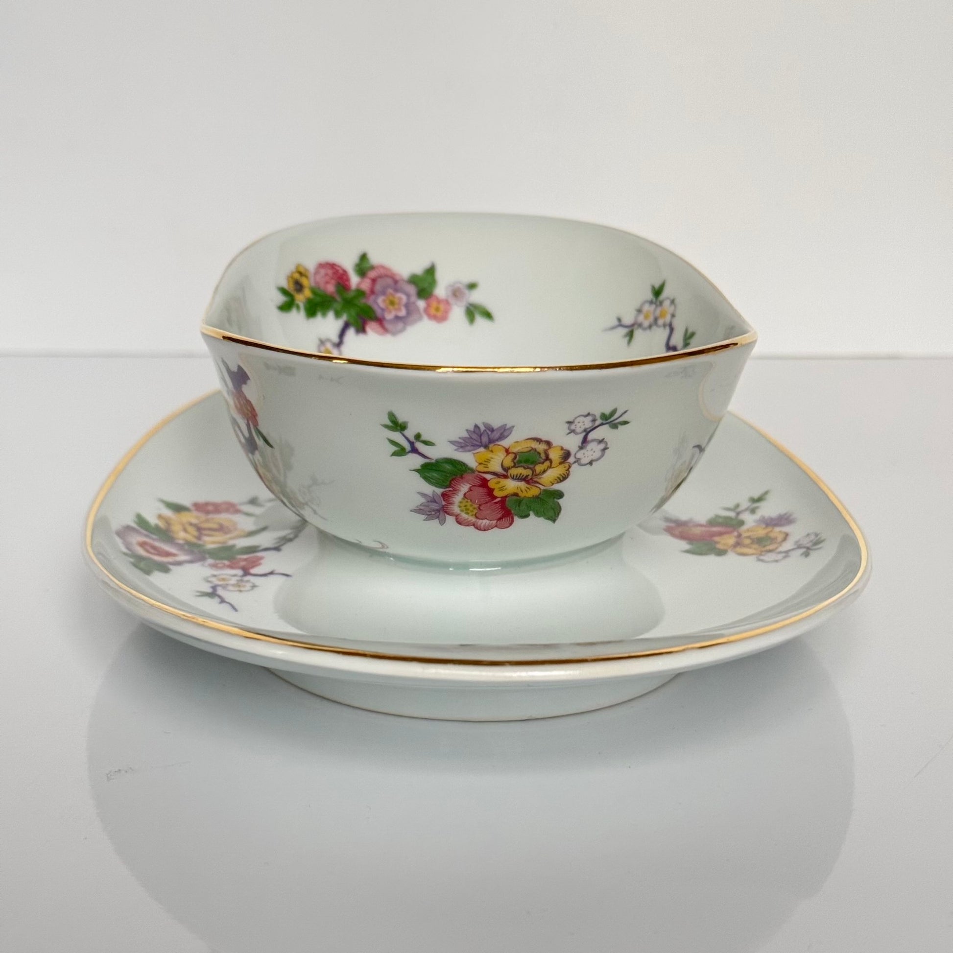 English: Bernardaud Limoges porcelain sauce boat, Bengali pattern with colorful flowers and birds of paradise, 20th century, signed L. Bernardaud & Co; 日本語: ベルナルド・リモージュ製の磁器ソースボート、花と鳥のベンガリモデル、20世紀、L. Bernardaud & Coのサインあり; Français: Saucière en porcelaine de Limoges par Bernardaud, motif Bengali avec fleurs colorées et oiseaux de paradis, XXe siècle, signée L. Bernardaud & Co.