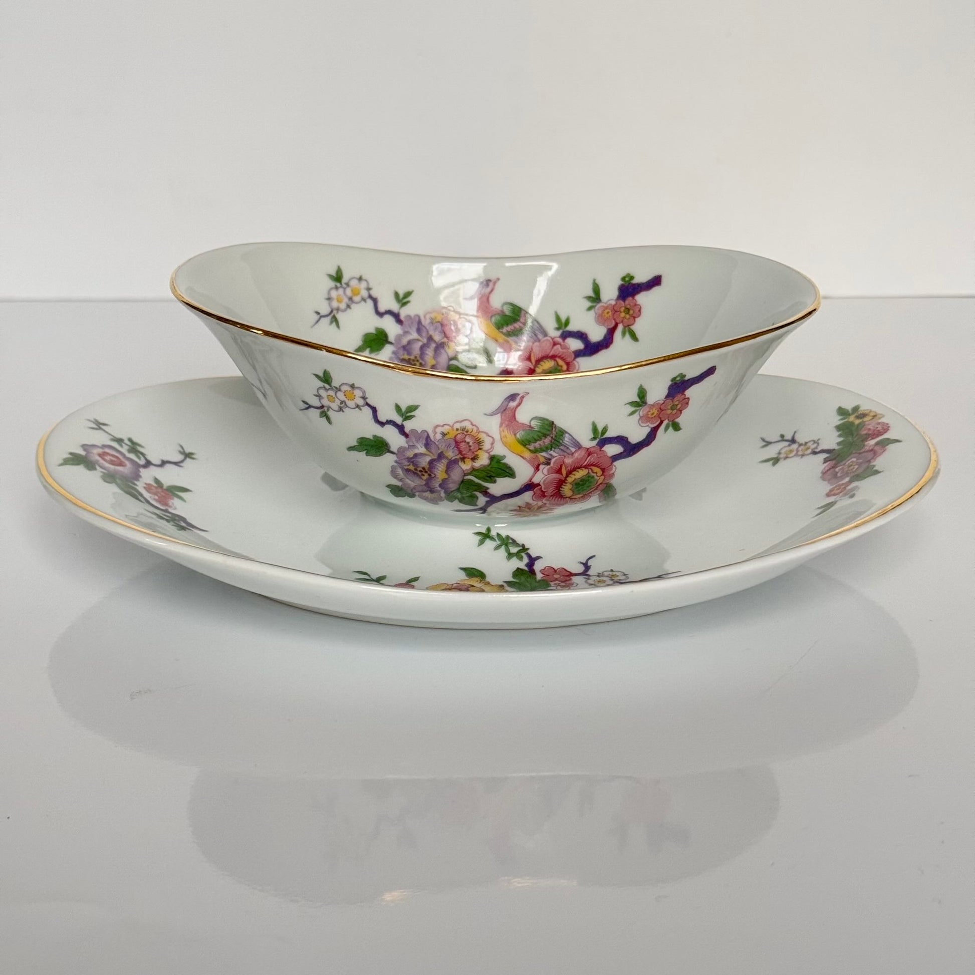 English: Bernardaud Limoges porcelain sauce boat, Bengali pattern with colorful flowers and birds of paradise, 20th century, signed L. Bernardaud & Co; 日本語: ベルナルド・リモージュ製の磁器ソースボート、花と鳥のベンガリモデル、20世紀、L. Bernardaud & Coのサインあり; Français: Saucière en porcelaine de Limoges par Bernardaud, motif Bengali avec fleurs colorées et oiseaux de paradis, XXe siècle, signée L. Bernardaud & Co.