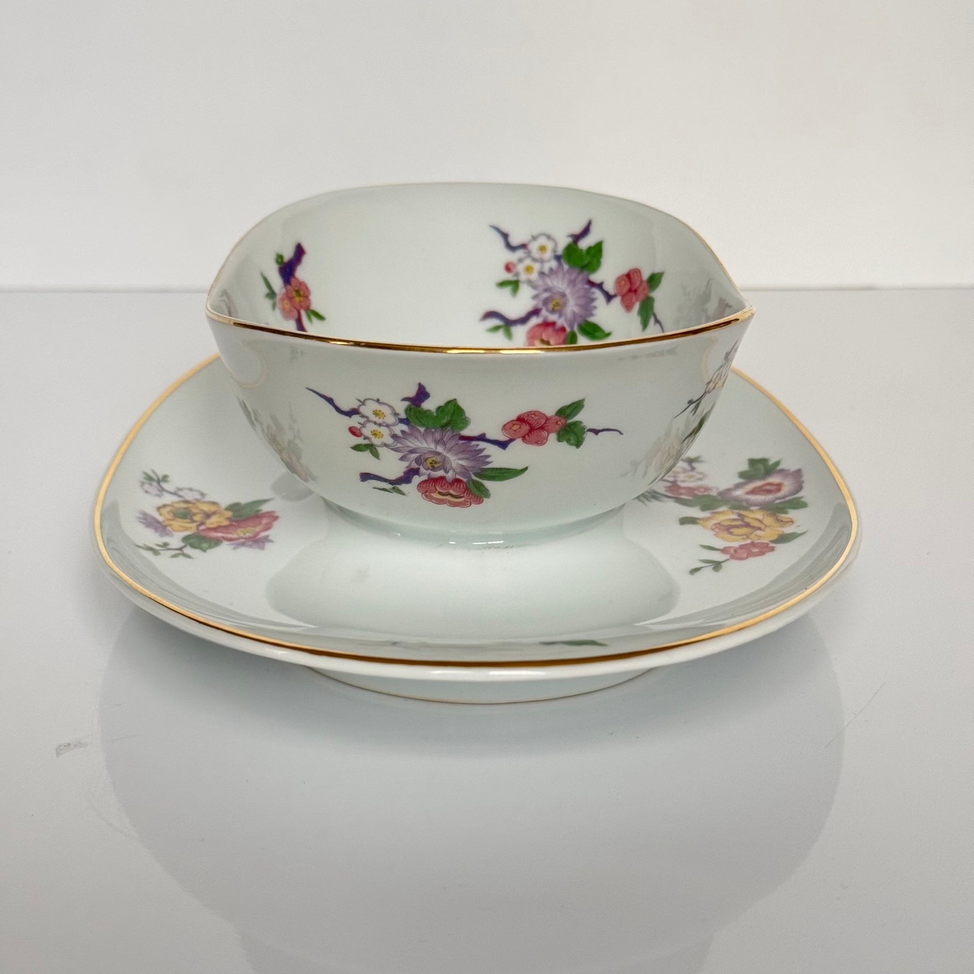 English: Bernardaud Limoges porcelain sauce boat, Bengali pattern with colorful flowers and birds of paradise, 20th century, signed L. Bernardaud & Co; 日本語: ベルナルド・リモージュ製の磁器ソースボート、花と鳥のベンガリモデル、20世紀、L. Bernardaud & Coのサインあり; Français: Saucière en porcelaine de Limoges par Bernardaud, motif Bengali avec fleurs colorées et oiseaux de paradis, XXe siècle, signée L. Bernardaud & Co.