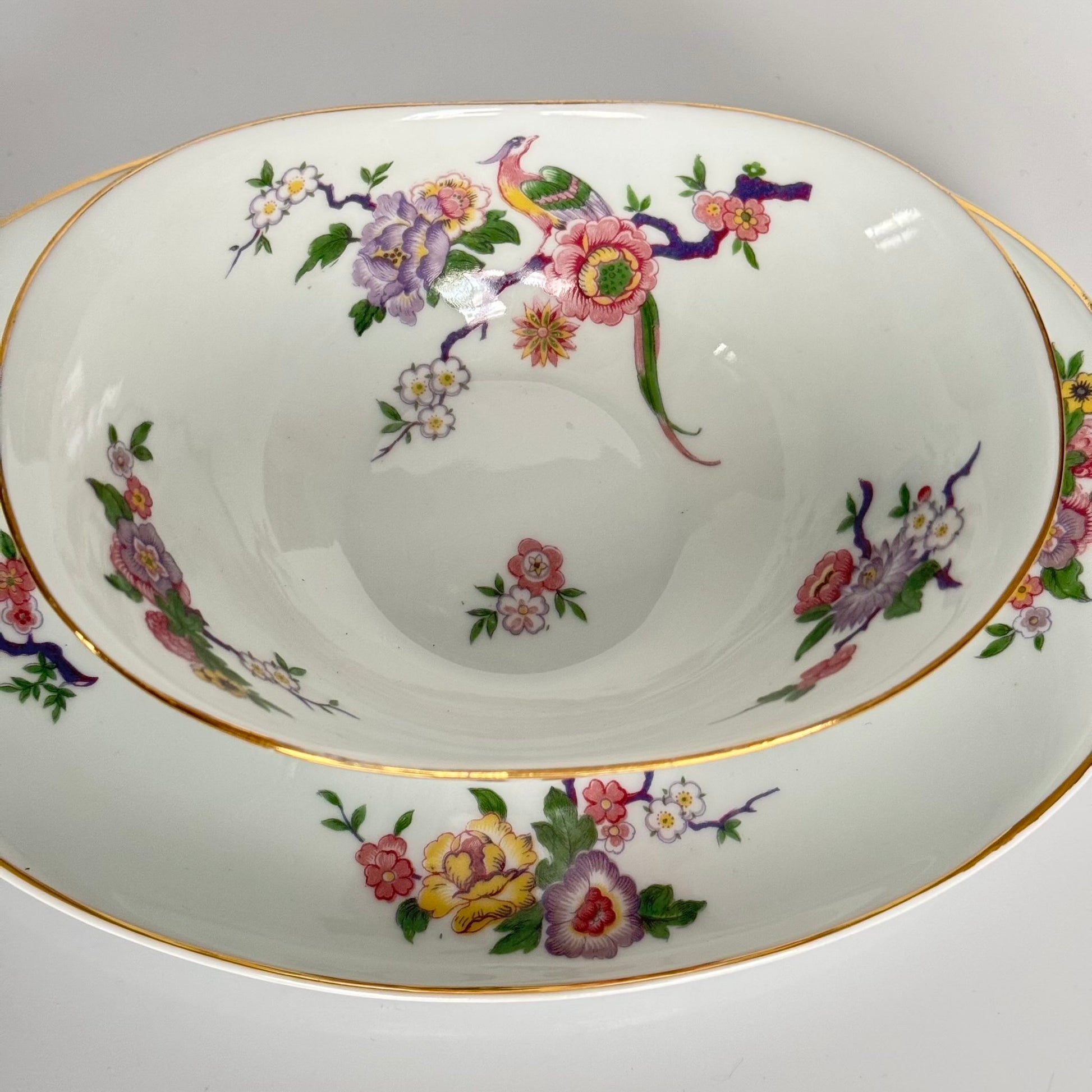 English: Bernardaud Limoges porcelain sauce boat, Bengali pattern with colorful flowers and birds of paradise, 20th century, signed L. Bernardaud & Co; 日本語: ベルナルド・リモージュ製の磁器ソースボート、花と鳥のベンガリモデル、20世紀、L. Bernardaud & Coのサインあり; Français: Saucière en porcelaine de Limoges par Bernardaud, motif Bengali avec fleurs colorées et oiseaux de paradis, XXe siècle, signée L. Bernardaud & Co.