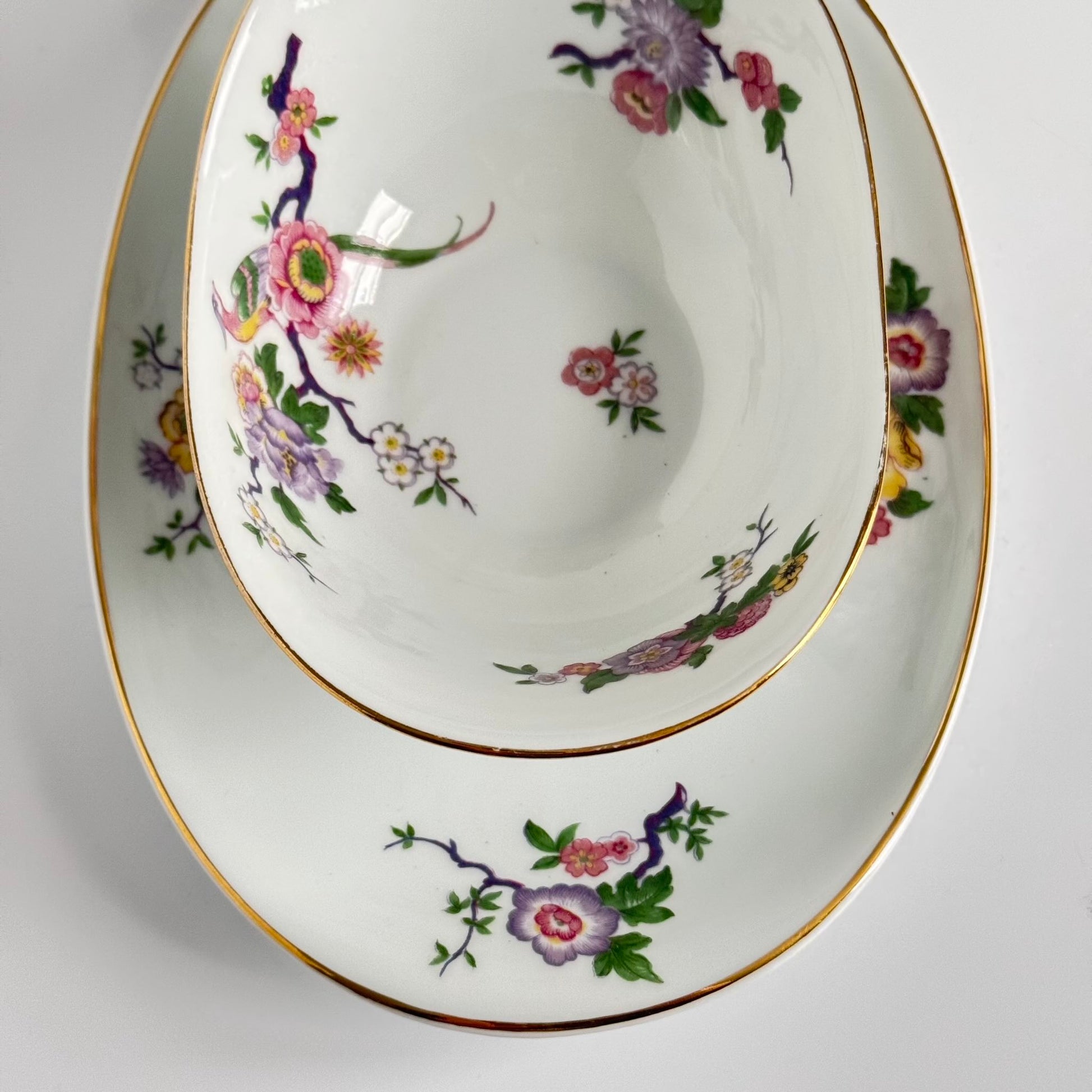 English: Bernardaud Limoges porcelain sauce boat, Bengali pattern with colorful flowers and birds of paradise, 20th century, signed L. Bernardaud & Co; 日本語: ベルナルド・リモージュ製の磁器ソースボート、花と鳥のベンガリモデル、20世紀、L. Bernardaud & Coのサインあり; Français: Saucière en porcelaine de Limoges par Bernardaud, motif Bengali avec fleurs colorées et oiseaux de paradis, XXe siècle, signée L. Bernardaud & Co.