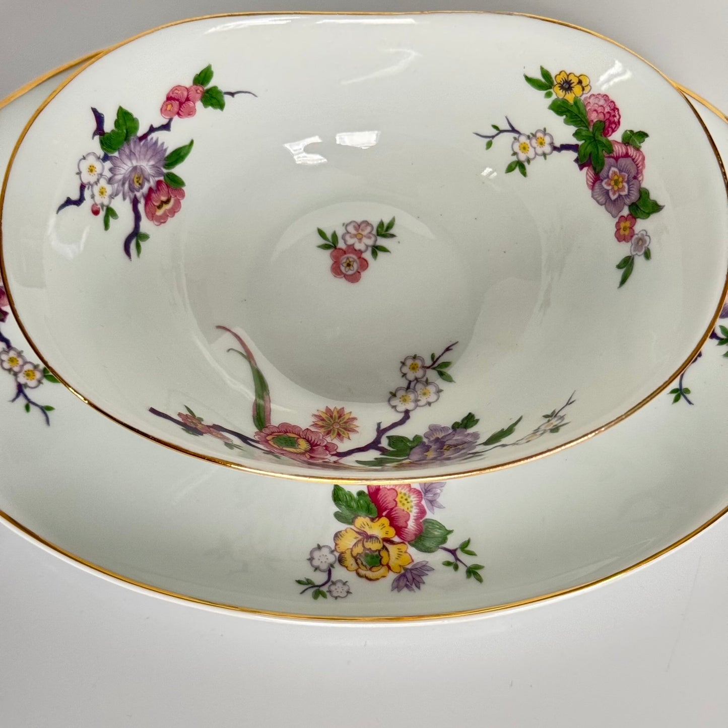 English: Bernardaud Limoges porcelain sauce boat, Bengali pattern with colorful flowers and birds of paradise, 20th century, signed L. Bernardaud & Co; 日本語: ベルナルド・リモージュ製の磁器ソースボート、花と鳥のベンガリモデル、20世紀、L. Bernardaud & Coのサインあり; Français: Saucière en porcelaine de Limoges par Bernardaud, motif Bengali avec fleurs colorées et oiseaux de paradis, XXe siècle, signée L. Bernardaud & Co.