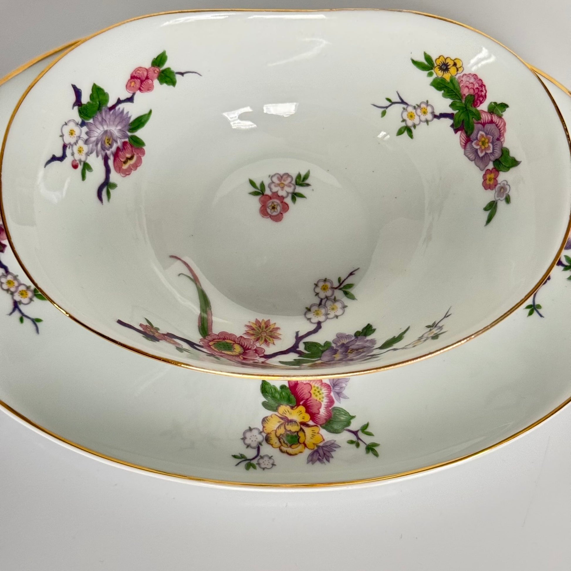English: Bernardaud Limoges porcelain sauce boat, Bengali pattern with colorful flowers and birds of paradise, 20th century, signed L. Bernardaud & Co; 日本語: ベルナルド・リモージュ製の磁器ソースボート、花と鳥のベンガリモデル、20世紀、L. Bernardaud & Coのサインあり; Français: Saucière en porcelaine de Limoges par Bernardaud, motif Bengali avec fleurs colorées et oiseaux de paradis, XXe siècle, signée L. Bernardaud & Co.