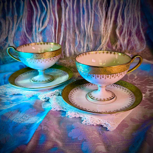 English: Belle Époque footed tea cup and saucer by Bernardaud in Limoges porcelain, richly gilded, early 20th century. ; Français: Tasse à thé à piédouche et sa sous-tasse en porcelaine de Limoges par Bernardaud, richement dorées, époque Belle Époque, début XXe siècle. ; 日本語: ベルナルド製ベル・エポック時代の脚付きティーカップとソーサー、金彩付き、20世紀初頭のリモージュ磁器。
