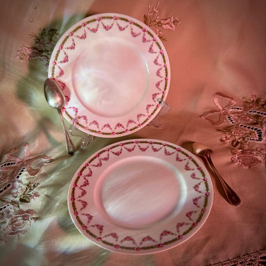 English: Pair of antique Bernardaud dessert plates with rose garland motif, marked B & Co and Ch.-F. Weber Strasbourg, circa 1900 ; 日本語: 約1900年製ベルナルドのアンティーク・デザートプレート2枚、バラのガーランド模様、B & CoおよびCh.-F. Weber Strasbourgの刻印入り ; Français: Paire d’assiettes à dessert anciennes de Bernardaud vers 1900, décorées d’une guirlande de roses, signées B & Co et Ch.-F. Weber Strasbourg.