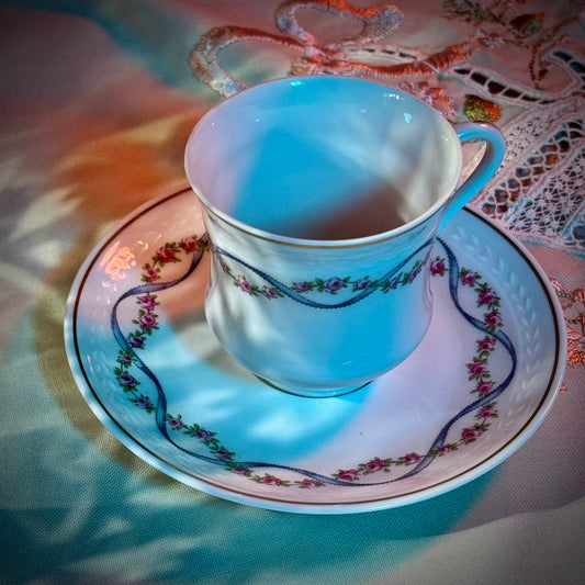 English: Bernardaud Limoges porcelain cup and saucer set, blue ribbon and rose garland design, early 20th century, signed B.H Cadeaux and B&Co; 日本語: ベルナルド・リモージュのポーセリン製カップ＆ソーサー、ブルーリボンとバラのガーランド模様、20世紀前期製造、B.H CadeauxおよびB&Coのサイン入り; Français: Ensemble tasse et soucoupe en porcelaine de Limoges par Bernardaud, décor de ruban bleu et guirlande de roses, début du XXe siècle, signé B.H Cadeaux et B&Co.