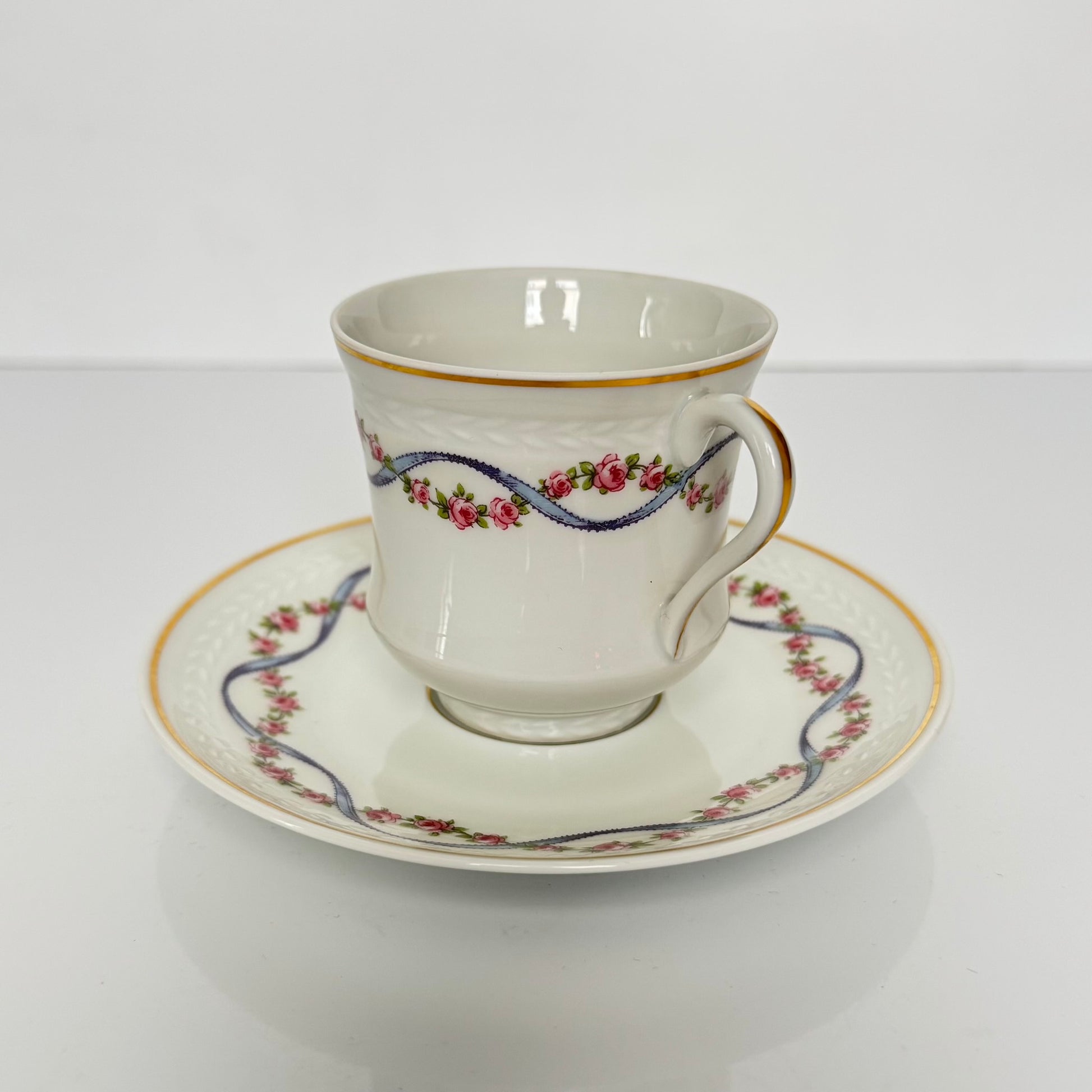 English: Bernardaud Limoges porcelain cup and saucer set, blue ribbon and rose garland design, early 20th century, signed B.H Cadeaux and B&Co; 日本語: ベルナルド・リモージュのポーセリン製カップ＆ソーサー、ブルーリボンとバラのガーランド模様、20世紀前期製造、B.H CadeauxおよびB&Coのサイン入り; Français: Ensemble tasse et soucoupe en porcelaine de Limoges par Bernardaud, décor de ruban bleu et guirlande de roses, début du XXe siècle, signé B.H Cadeaux et B&Co.