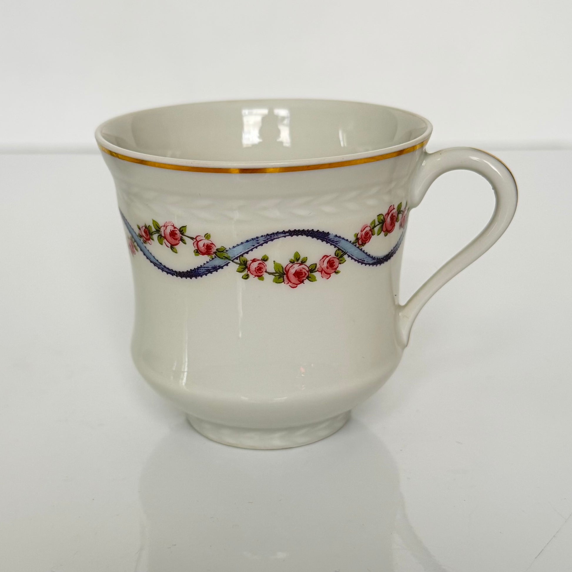 English: Bernardaud Limoges porcelain cup and saucer set, blue ribbon and rose garland design, early 20th century, signed B.H Cadeaux and B&Co; 日本語: ベルナルド・リモージュのポーセリン製カップ＆ソーサー、ブルーリボンとバラのガーランド模様、20世紀前期製造、B.H CadeauxおよびB&Coのサイン入り; Français: Ensemble tasse et soucoupe en porcelaine de Limoges par Bernardaud, décor de ruban bleu et guirlande de roses, début du XXe siècle, signé B.H Cadeaux et B&Co.