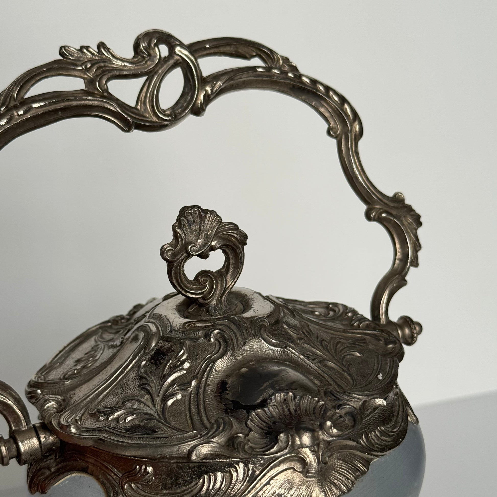 English: Hand-painted glass biscuit jar from the late 19th to early 20th century, featuring floral motifs and Rocaille-style metal mounts from the Art Nouveau period; 日本語: 19世紀後期から20世紀初頭のガラス製ビスケットジャー、アール・ヌーヴォー様式のロカイユ風金属装飾と手描きの花柄入り； Français: Pot à biscuits en verre peint à la main, fin XIXᵉ – début XXᵉ siècle, décor floral et monture en métal de style rocaille de l’époque Art Nouveau.