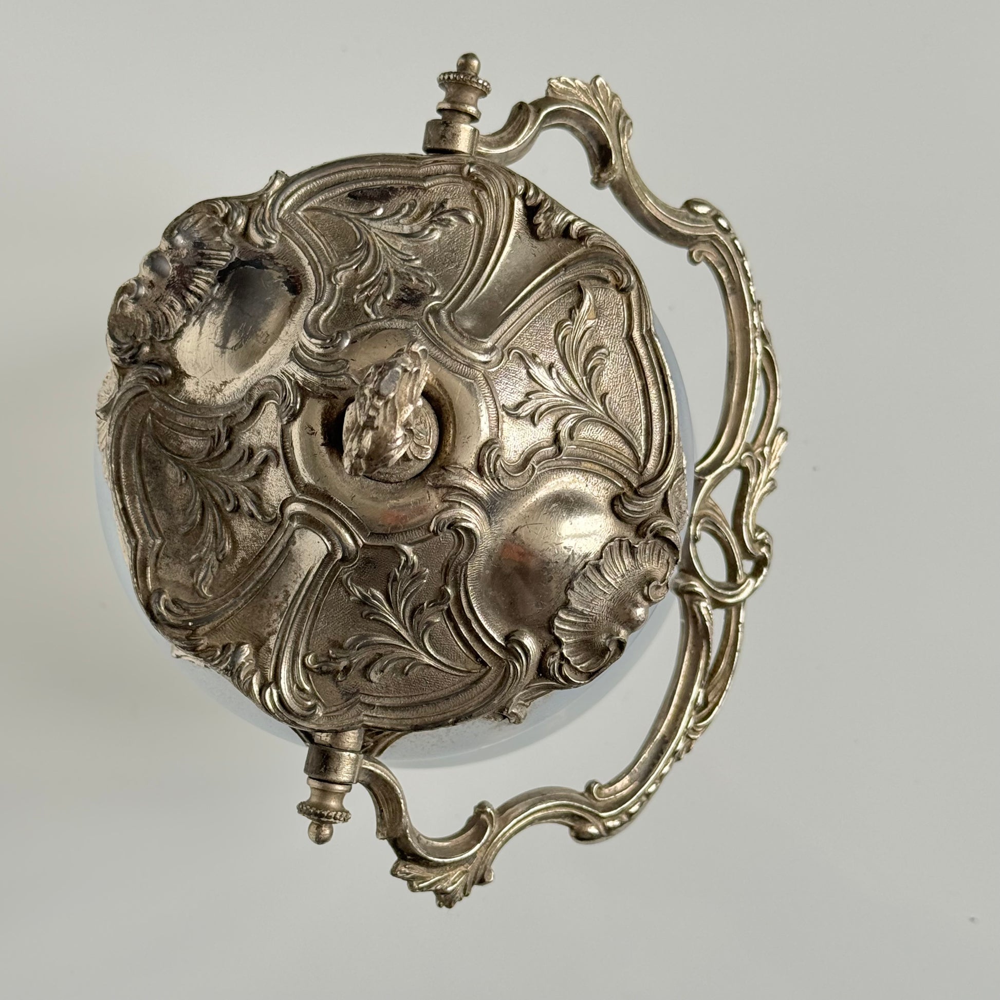 English: Hand-painted glass biscuit jar from the late 19th to early 20th century, featuring floral motifs and Rocaille-style metal mounts from the Art Nouveau period; 日本語: 19世紀後期から20世紀初頭のガラス製ビスケットジャー、アール・ヌーヴォー様式のロカイユ風金属装飾と手描きの花柄入り； Français: Pot à biscuits en verre peint à la main, fin XIXᵉ – début XXᵉ siècle, décor floral et monture en métal de style rocaille de l’époque Art Nouveau.