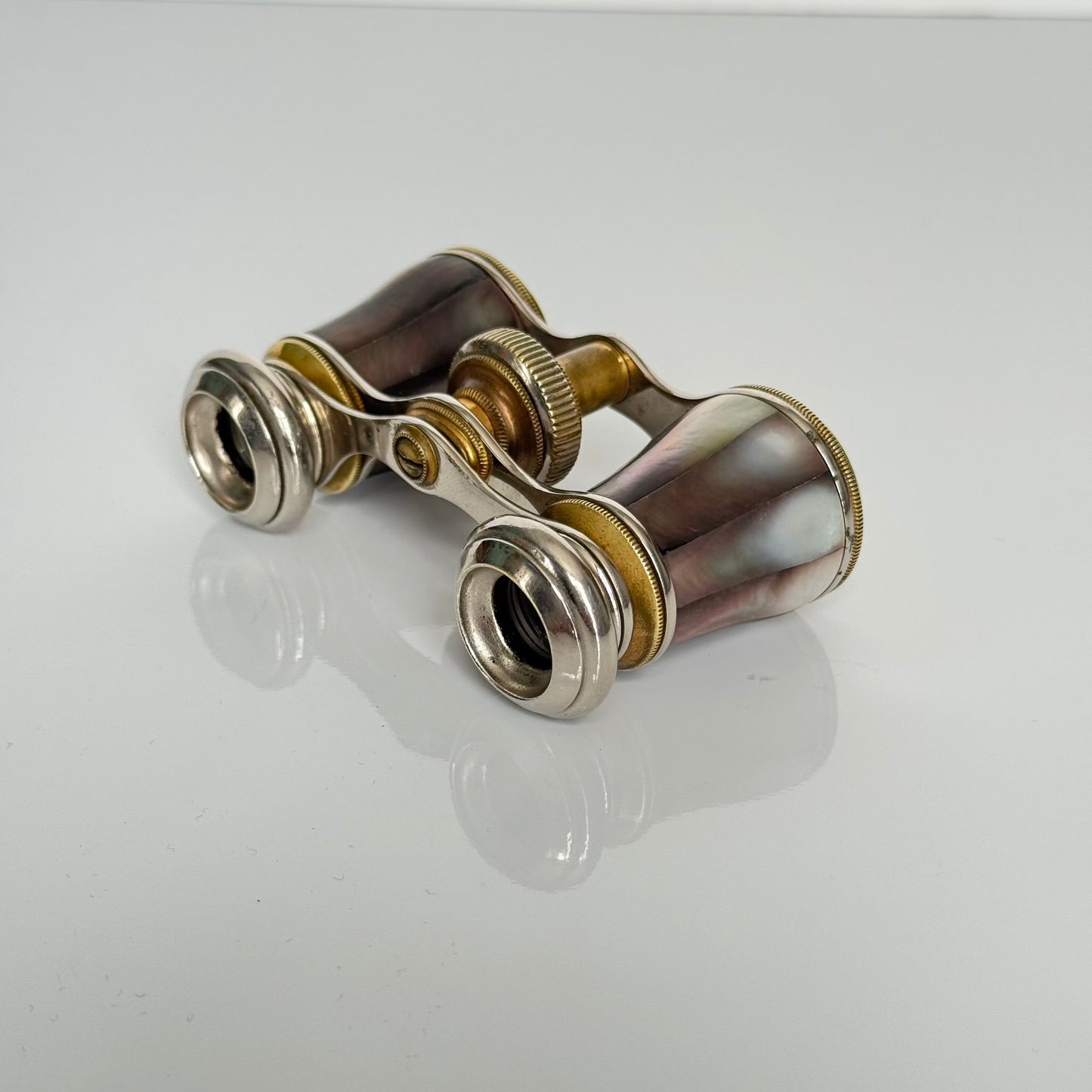 English: Pair of black mother-of-pearl opera glasses with original leather case, late 19th to early 20th century, compact and extendable design ; 日本語: ブラックマザーオブパール（黒蝶貝）のオペラグラスのペア、オリジナル革ケース付き、19世紀末〜20世紀初頭、コンパクトで伸縮可能なデザイン ; Français: Paire de jumelles en nacre noire avec étui en cuir d’origine, fin XIXe – début XXe siècle, design compact et extensible.